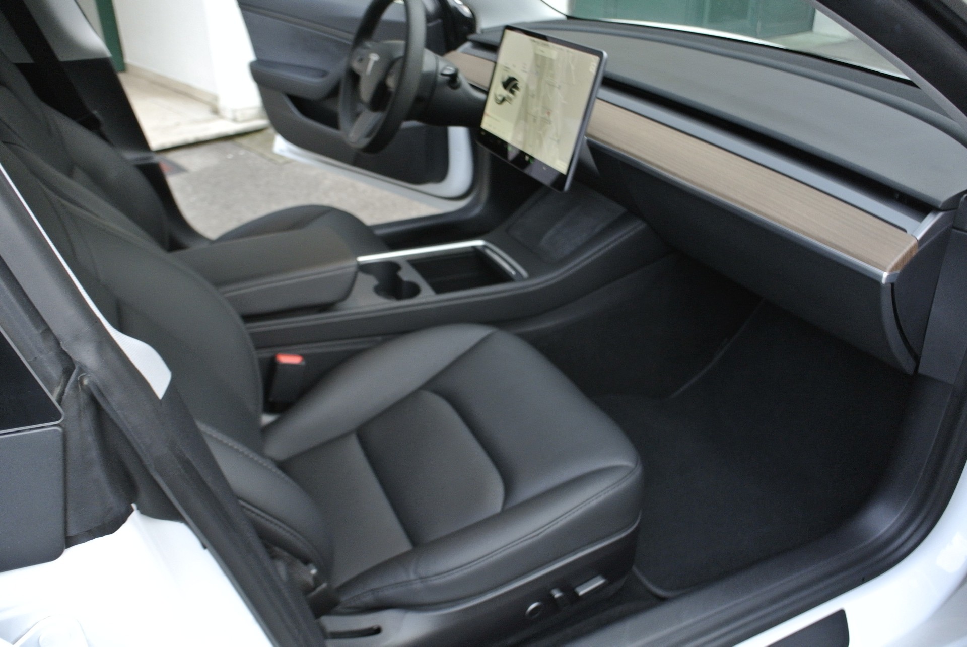 TESLA Model 3-image-16