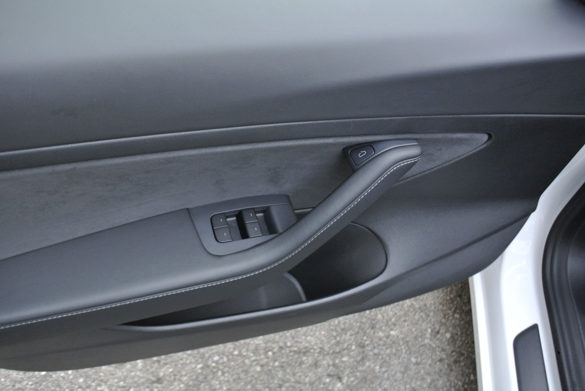 TESLA Model 3-image-23