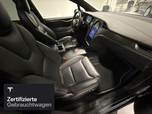 TESLA Model X Ludicrous-showroom-element-2