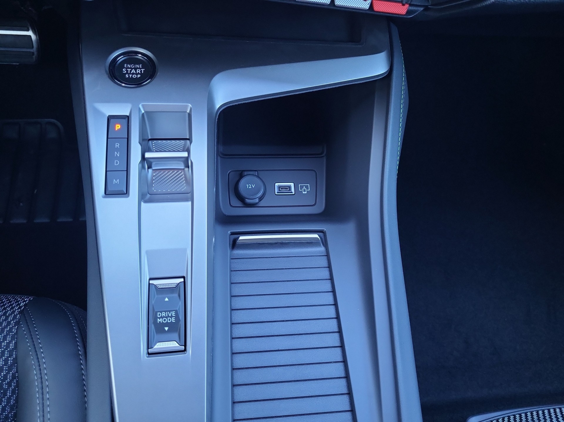 PEUGEOT 308 1.2 HEV 136 GT-image-9