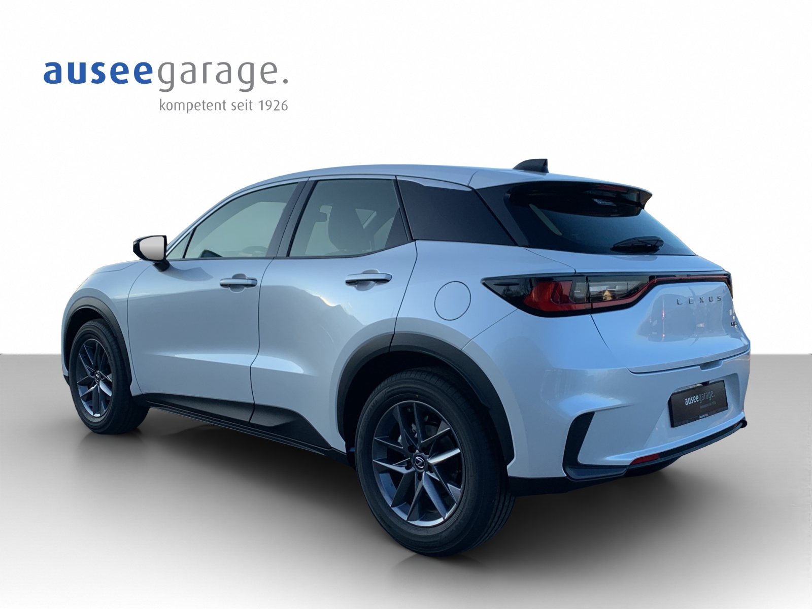 LEXUS LBX FWD Impression CVT-showroom-element-2