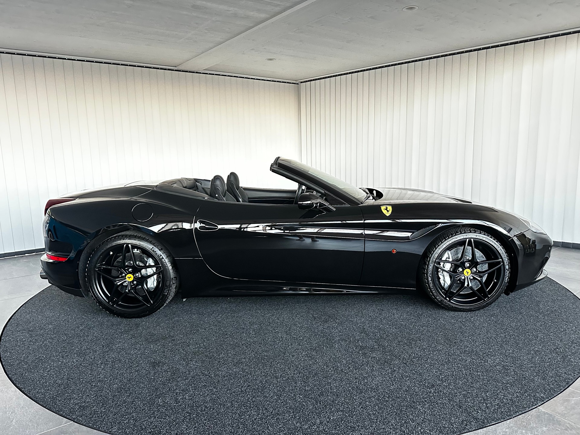 FERRARI California 3.9 V8 T-showroom-element-3