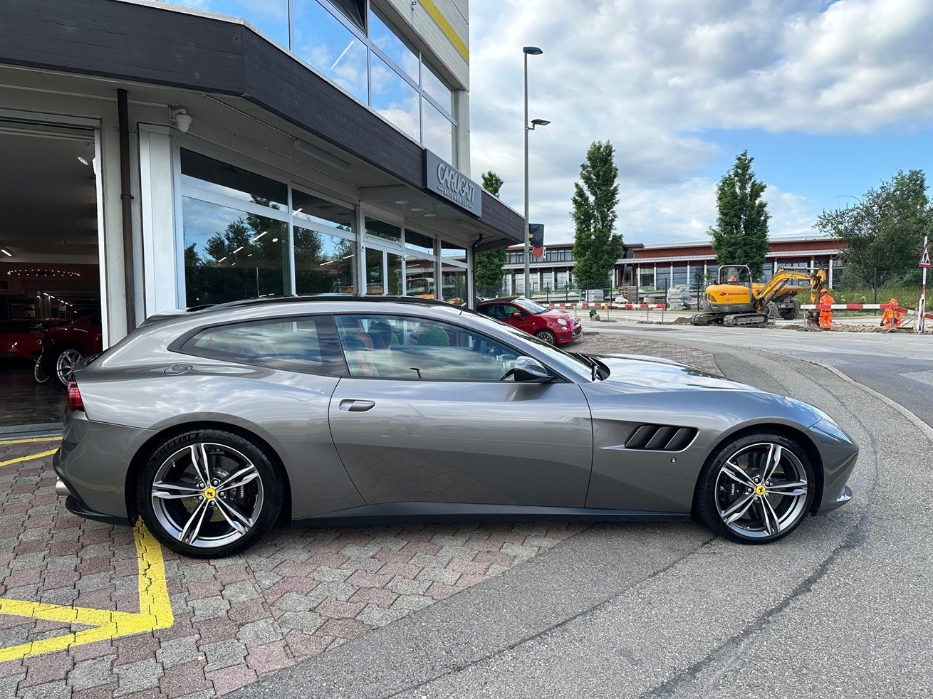 FERRARI GTC 4 Lusso-showroom-element-3