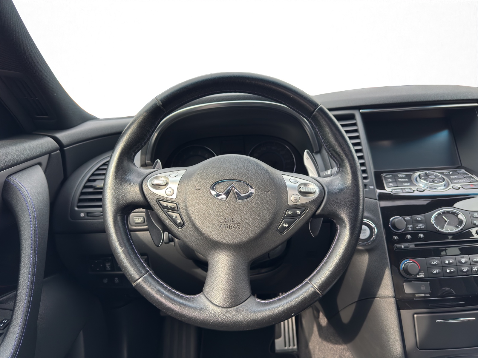 INFINITI QX70 3.7 S Premium AWD Automatic-image-9