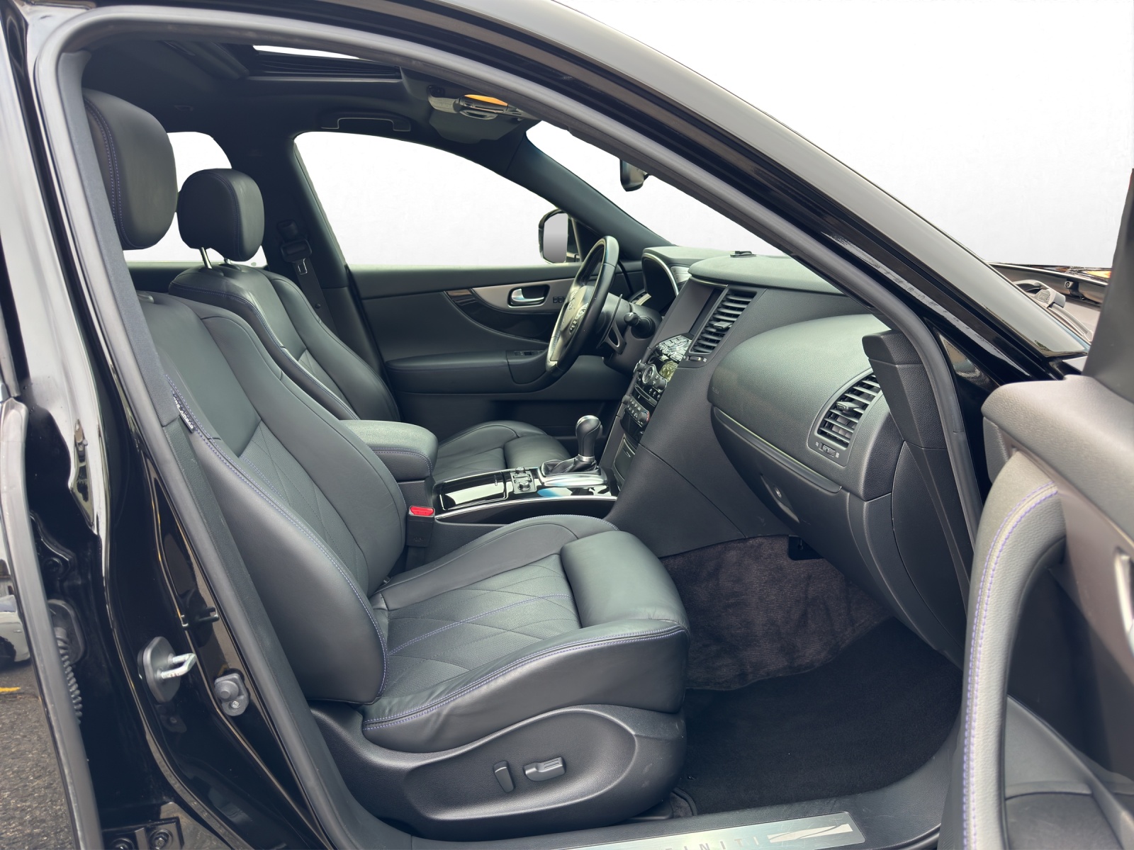INFINITI QX70 3.7 S Premium AWD Automatic-image-12