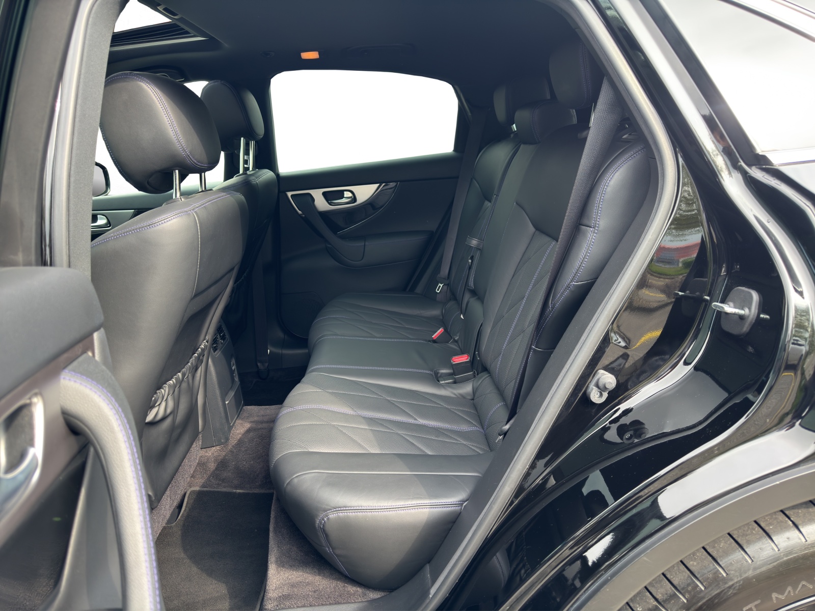 INFINITI QX70 3.7 S Premium AWD Automatic-image-10