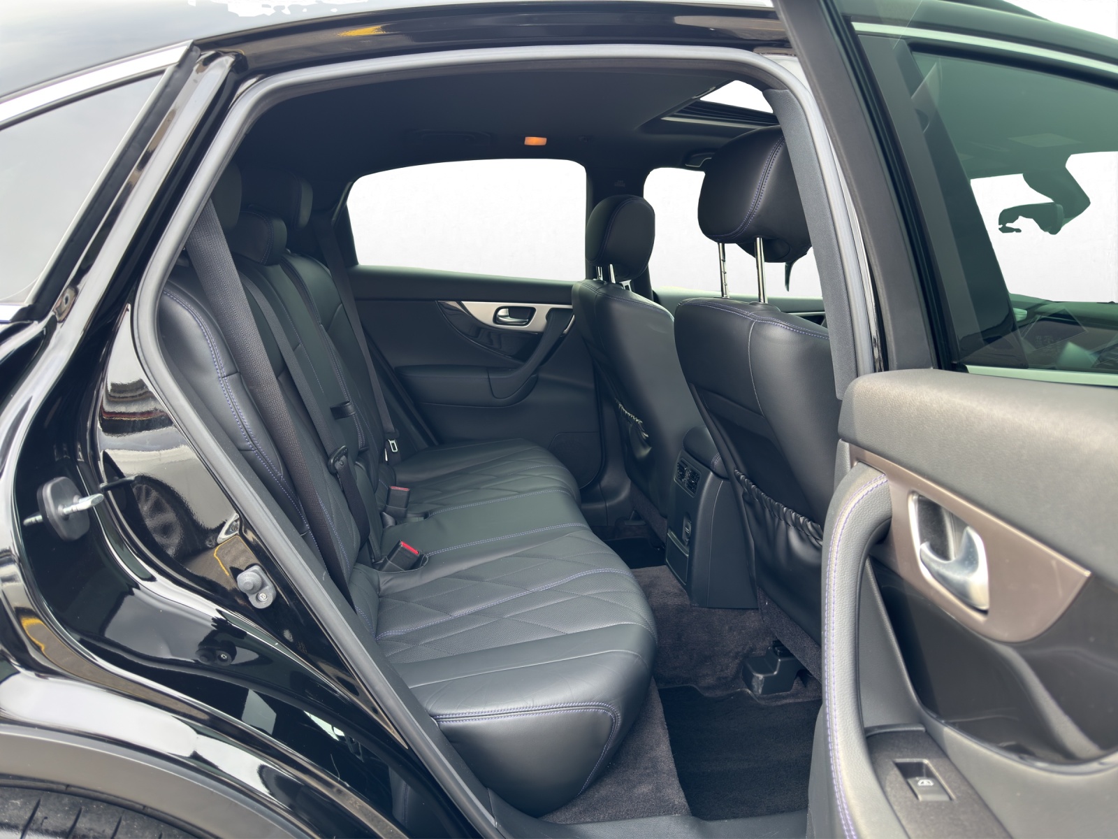 INFINITI QX70 3.7 S Premium AWD Automatic-image-13