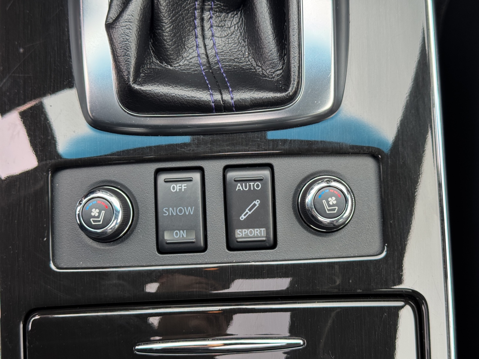 INFINITI QX70 3.7 S Premium AWD Automatic-image-27