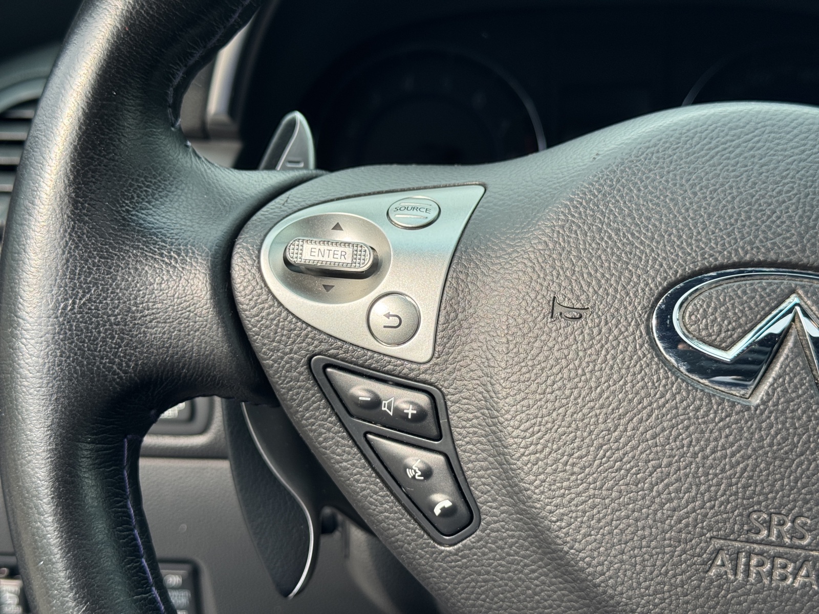 INFINITI QX70 3.7 S Premium AWD Automatic-image-25