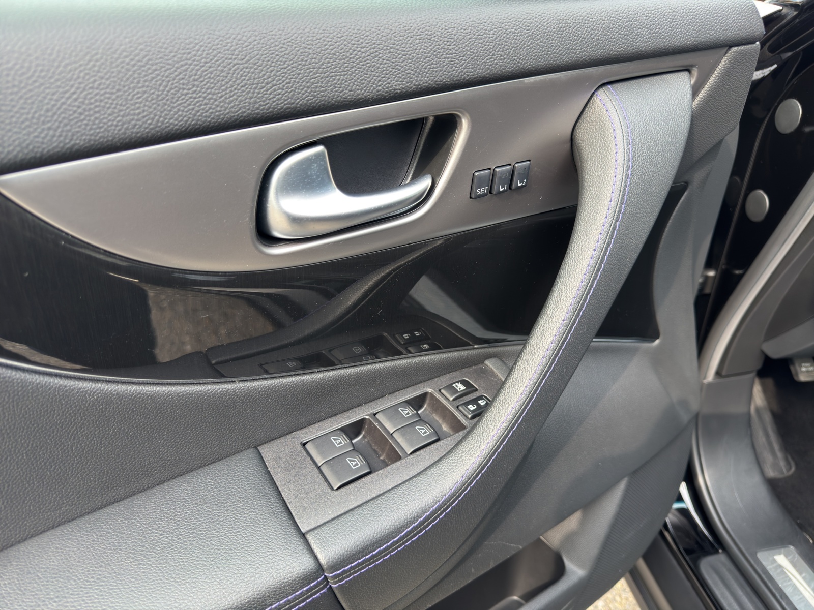 INFINITI QX70 3.7 S Premium AWD Automatic-image-22