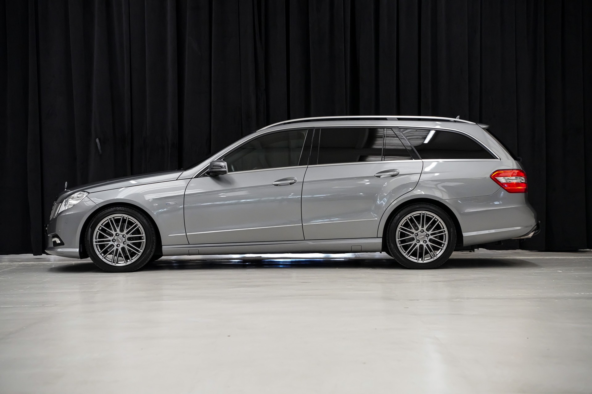 MERCEDES-BENZ E 250 CDI BlueEfficiency Avantgarde-showroom-element-3