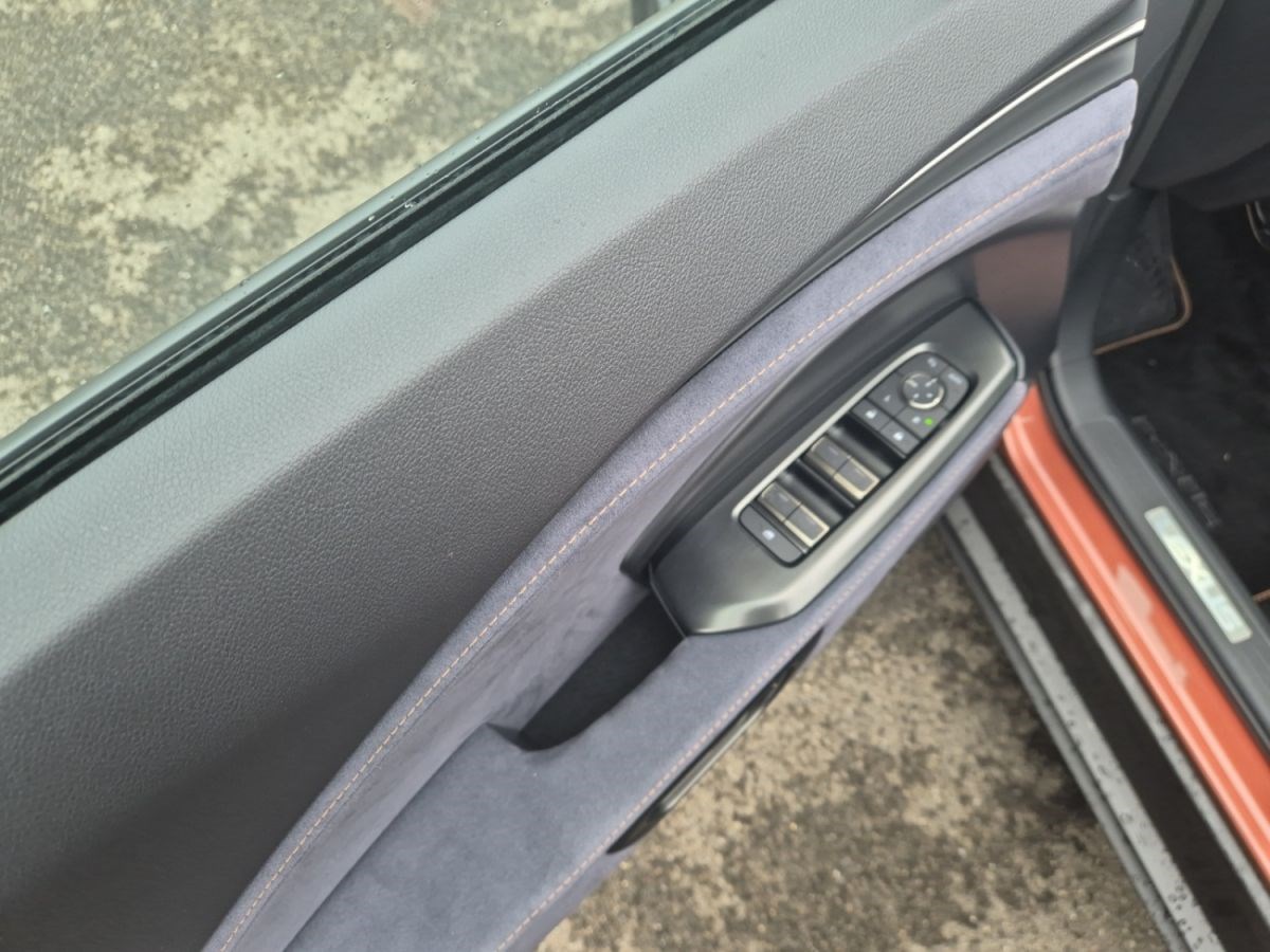 LEXUS LBX 1.5 Hybrid Cool AWD-image-11