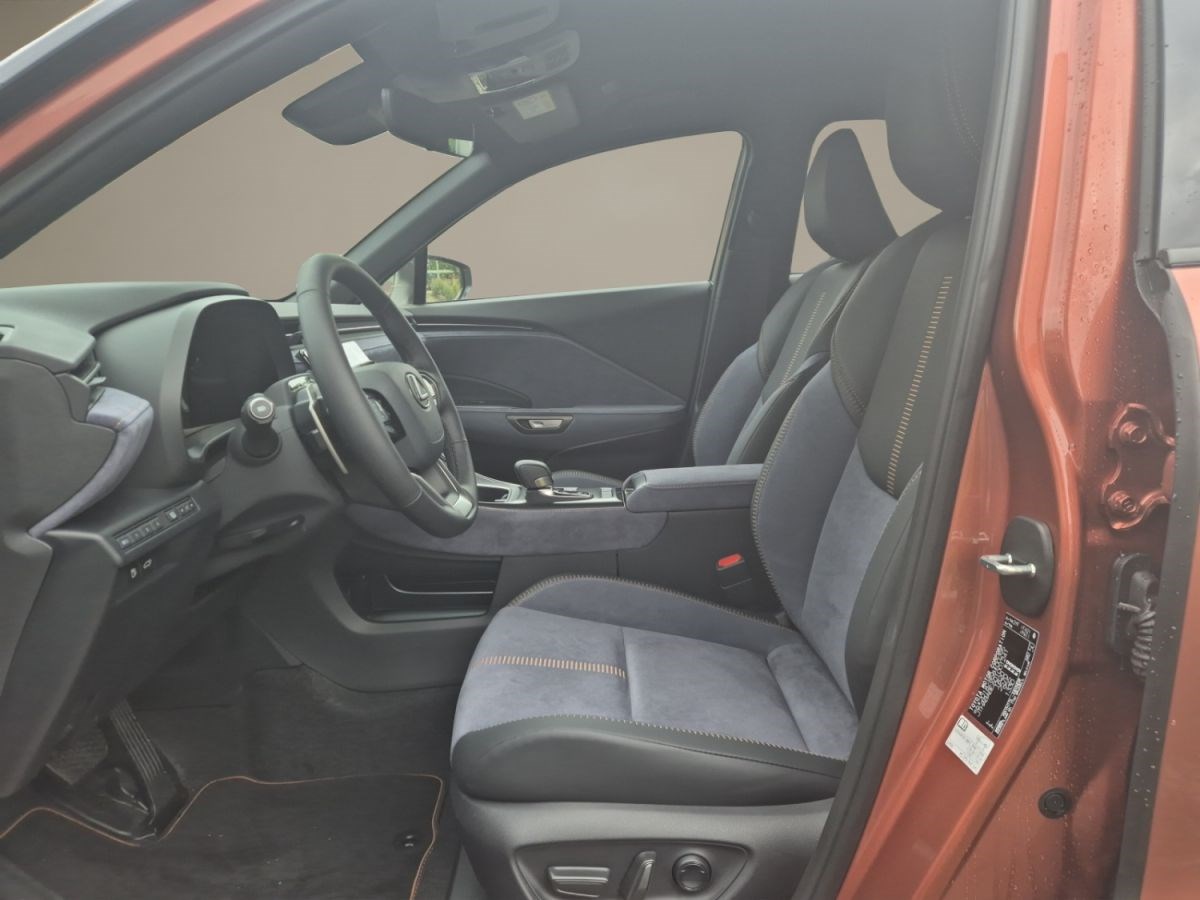 LEXUS LBX 1.5 Hybrid Cool AWD-image-8