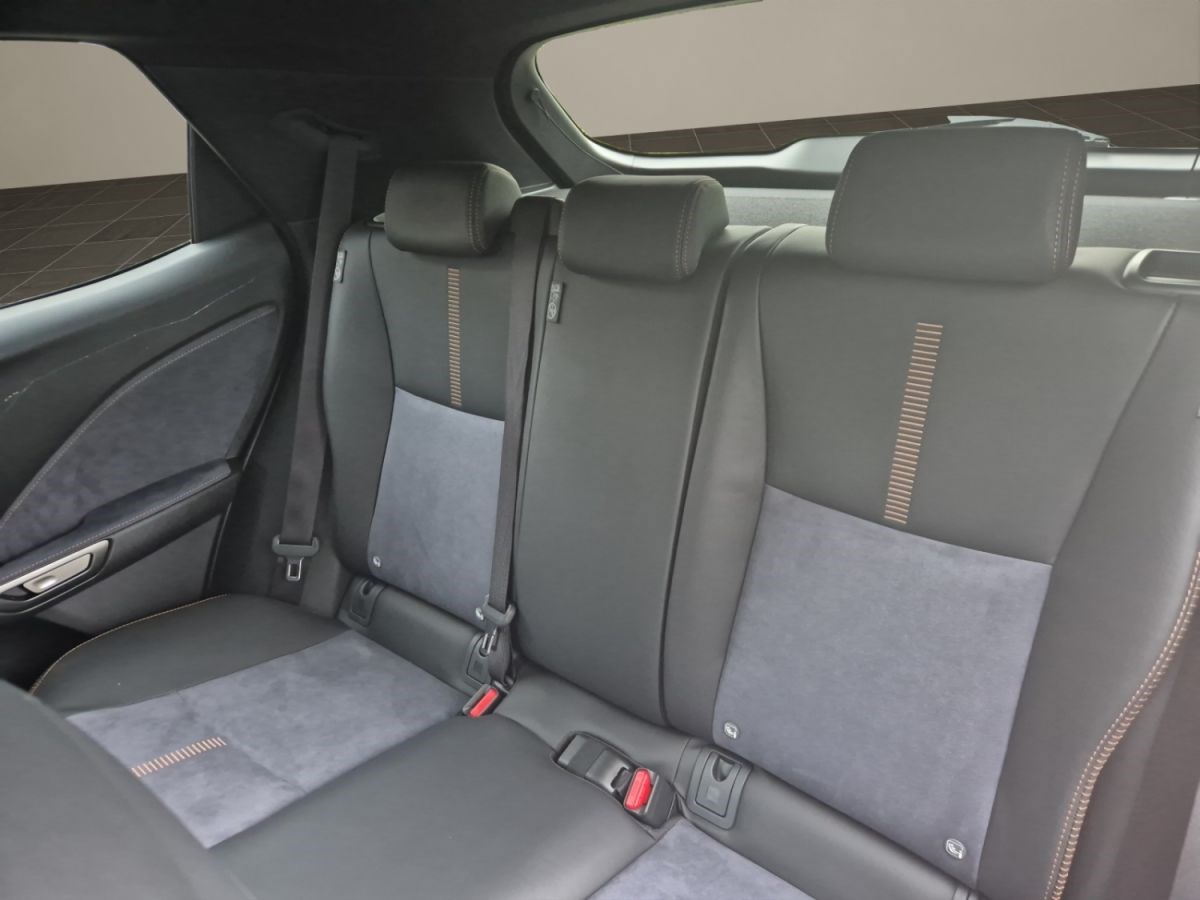 LEXUS LBX 1.5 Hybrid Cool AWD-image-9