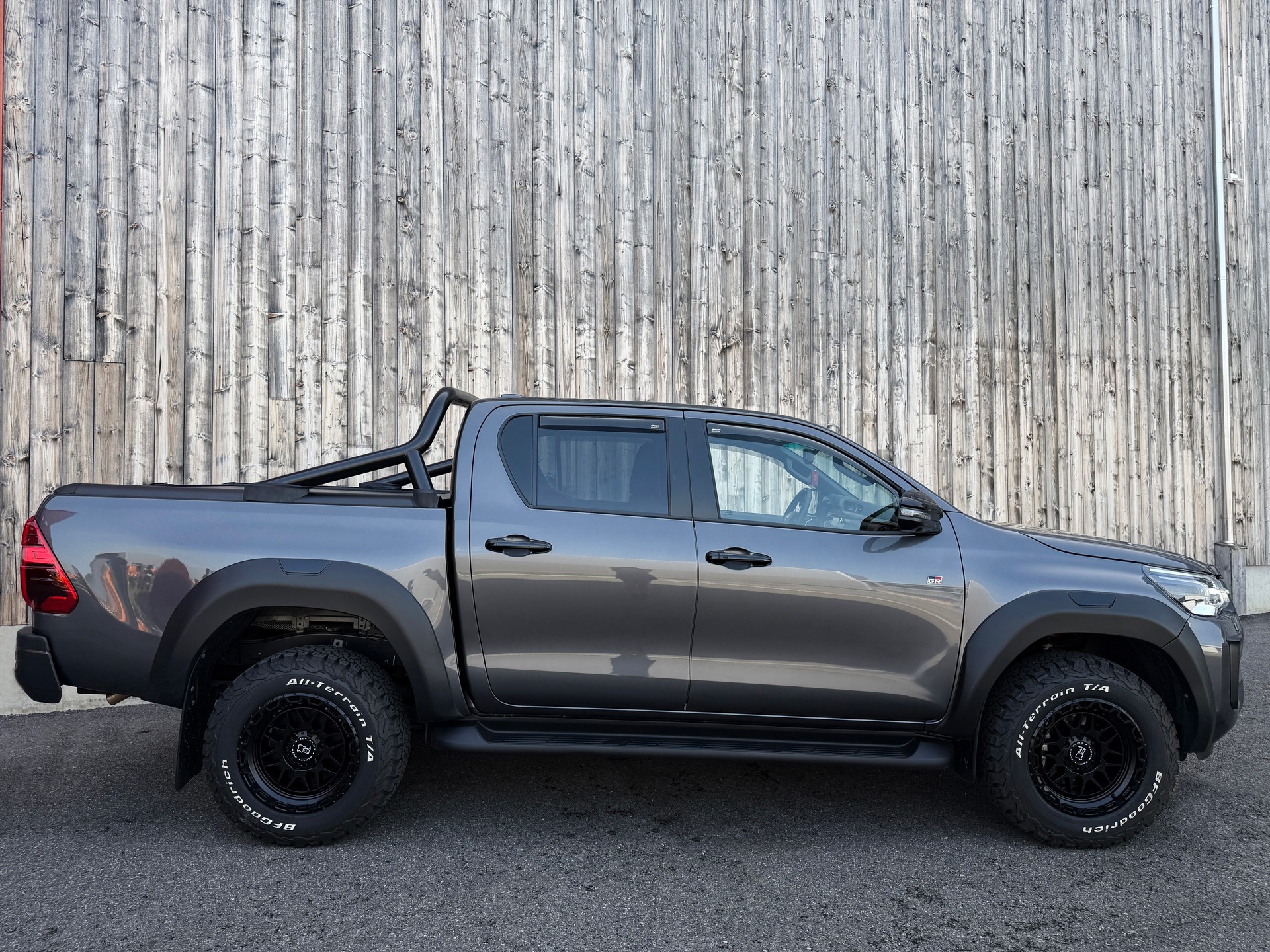 TOYOTA Hilux 2.8D-4D Invincible Double Cab 4x4 A-showroom-element-2