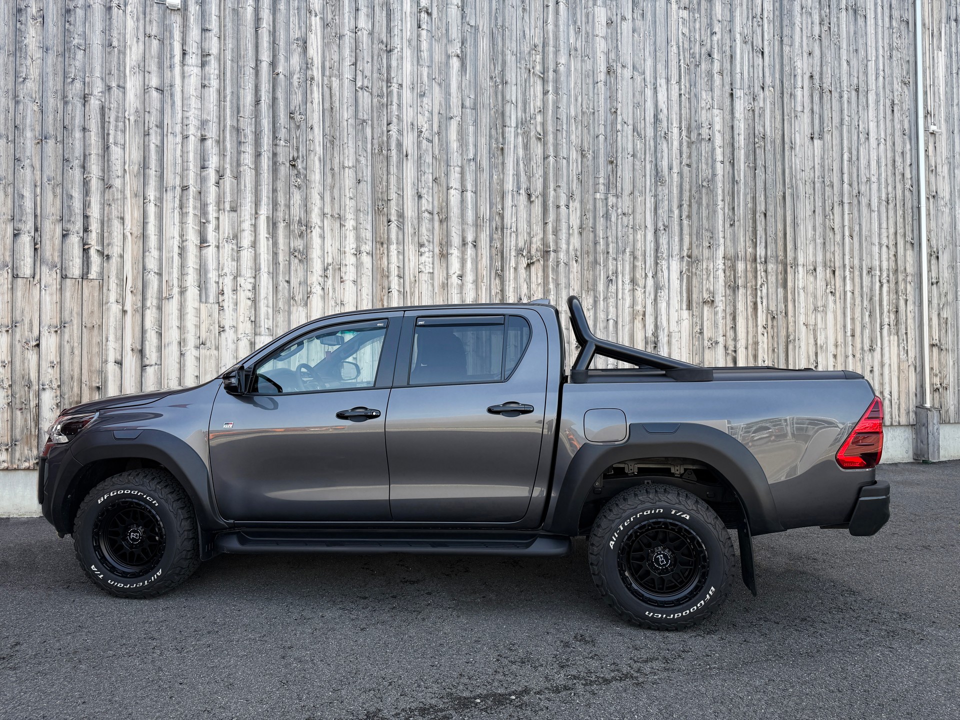 TOYOTA Hilux 2.8D-4D Invincible Double Cab 4x4 A-showroom-element-1