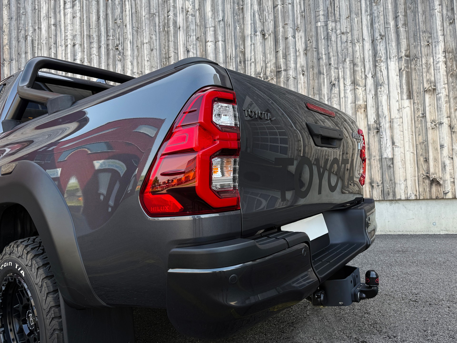TOYOTA Hilux 2.8D-4D Invincible Double Cab 4x4 A-showroom-element-3