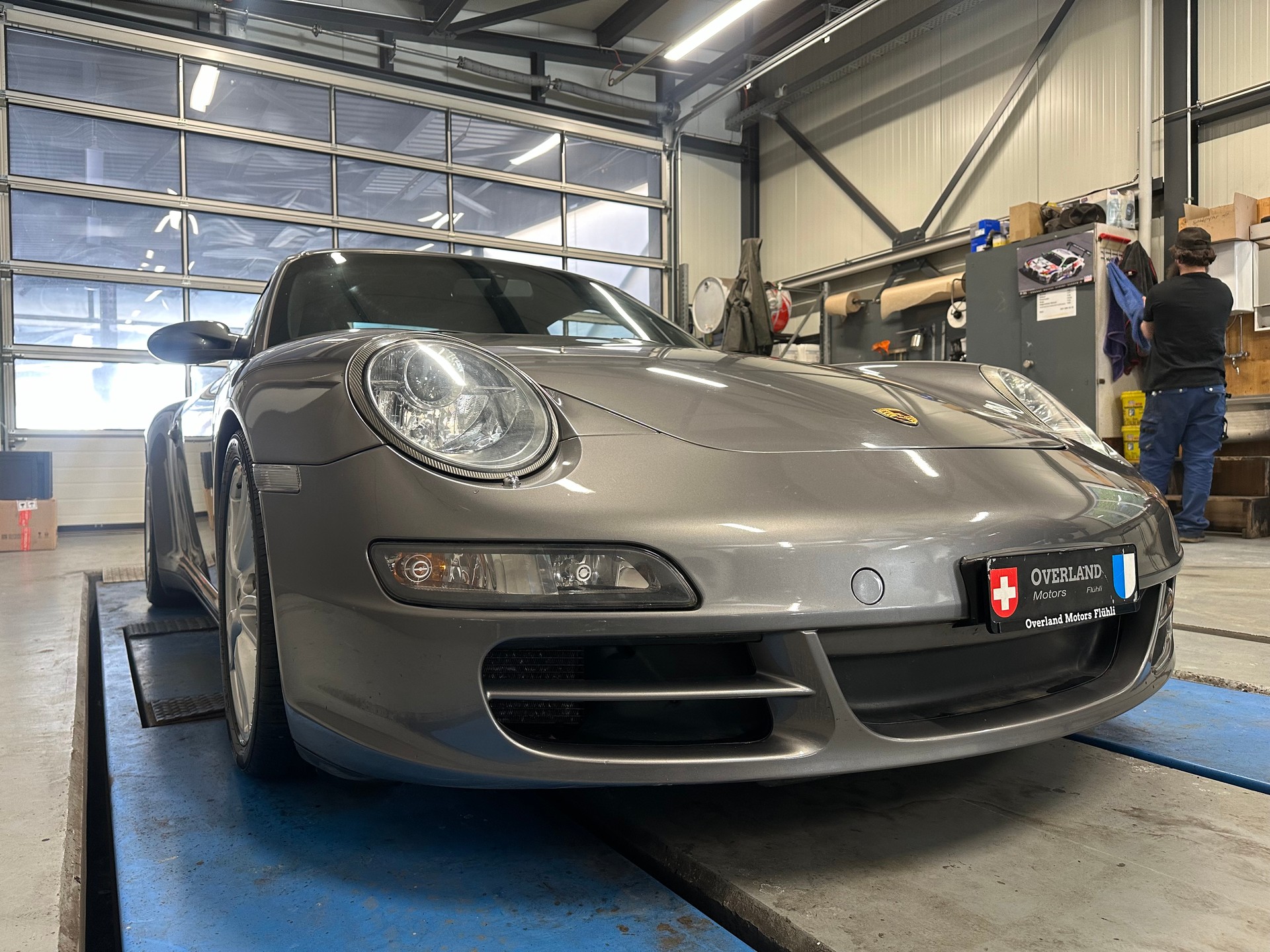 PORSCHE 911 Carrera 4-image-6