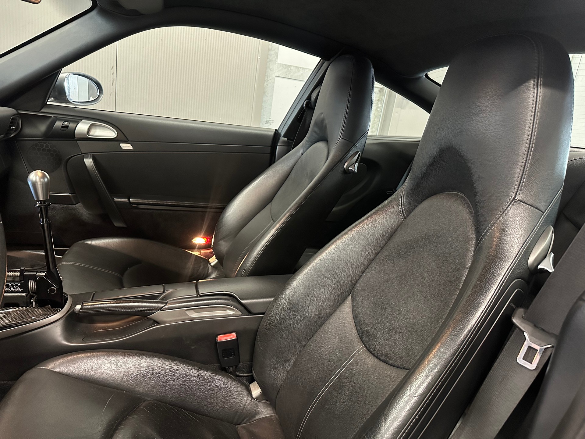 PORSCHE 911 Carrera 4-image-9