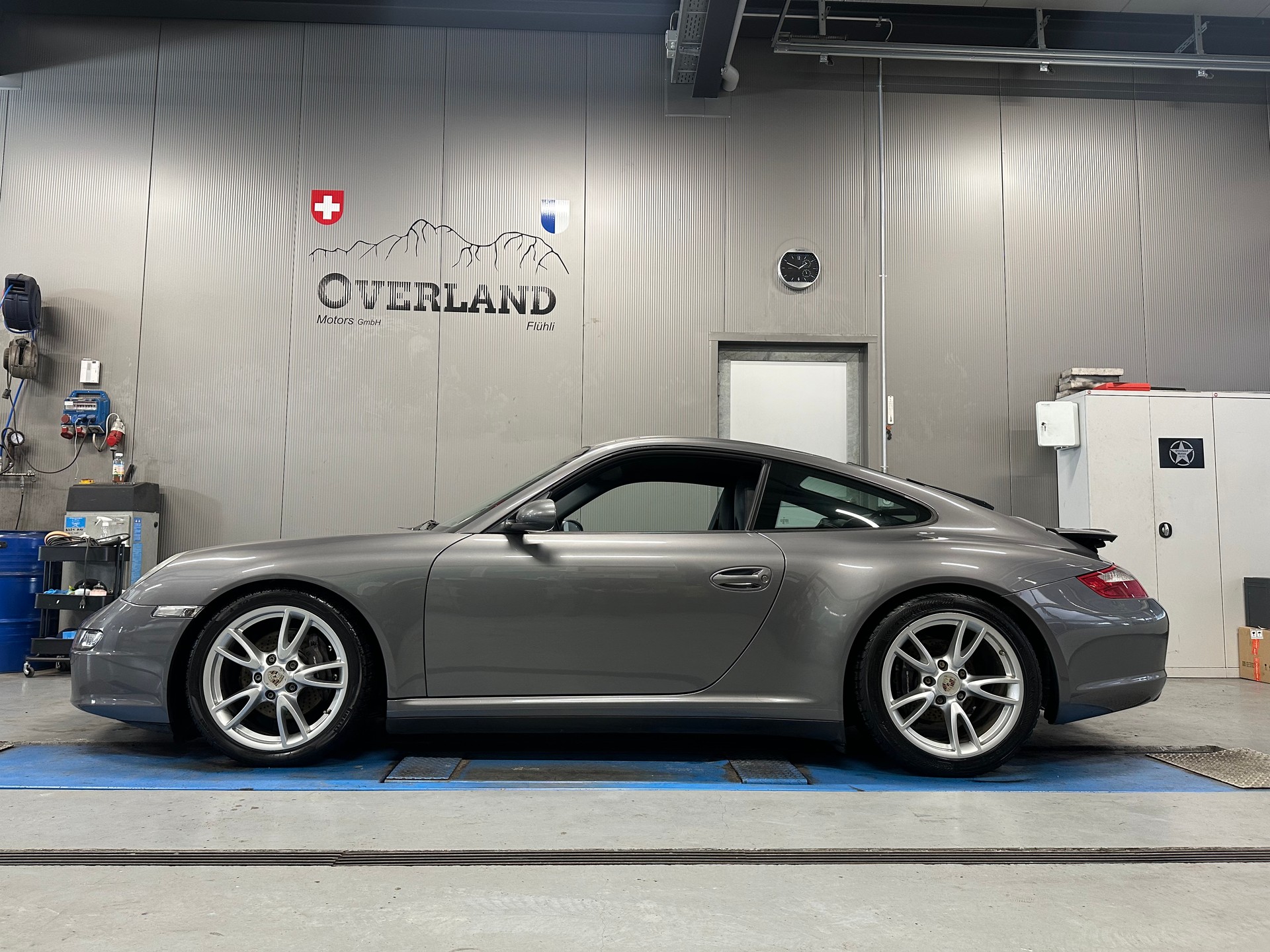 PORSCHE 911 Carrera 4-image-4