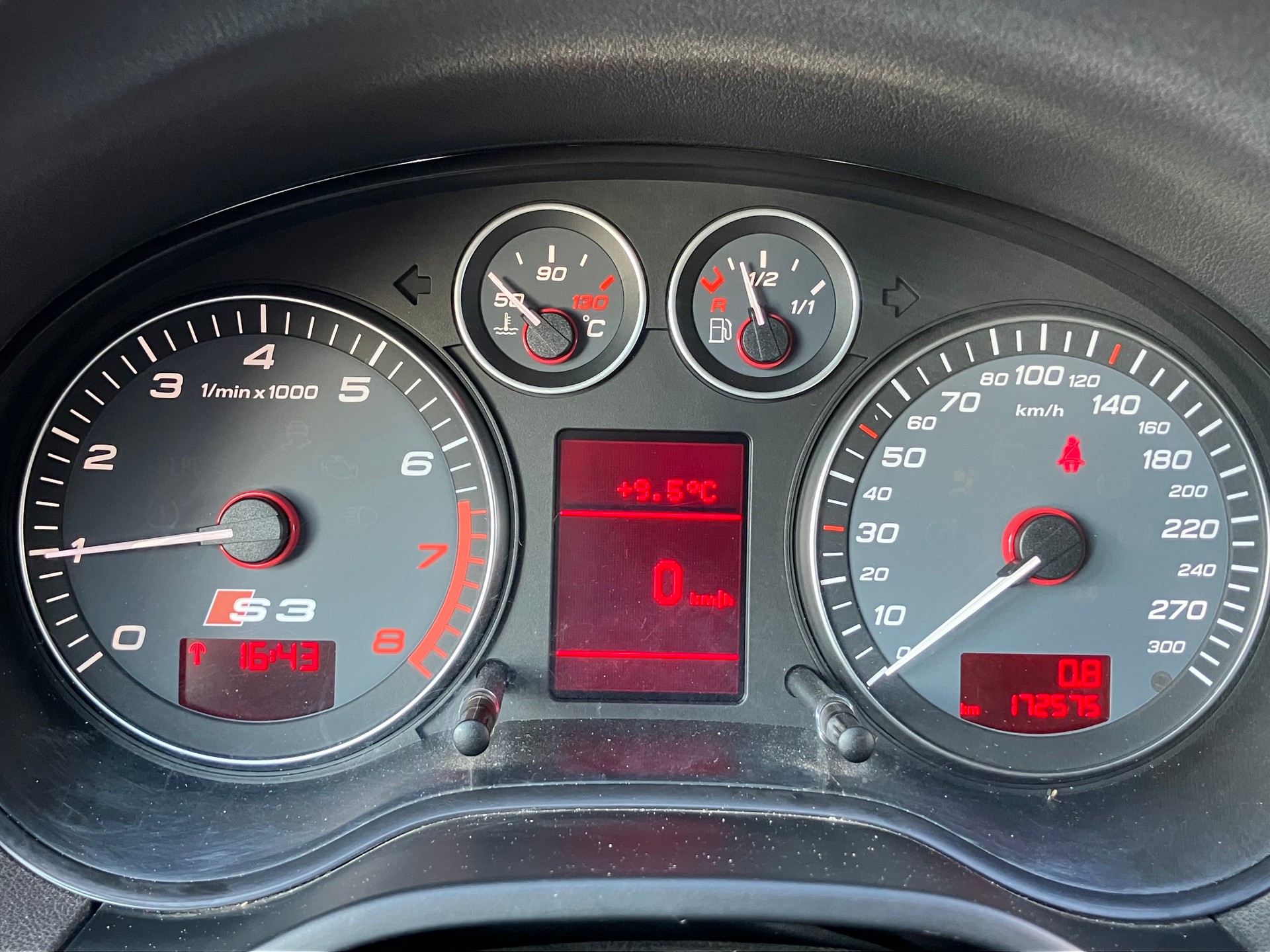 AUDI S3 2.0 Turbo FSI quattro-image-9