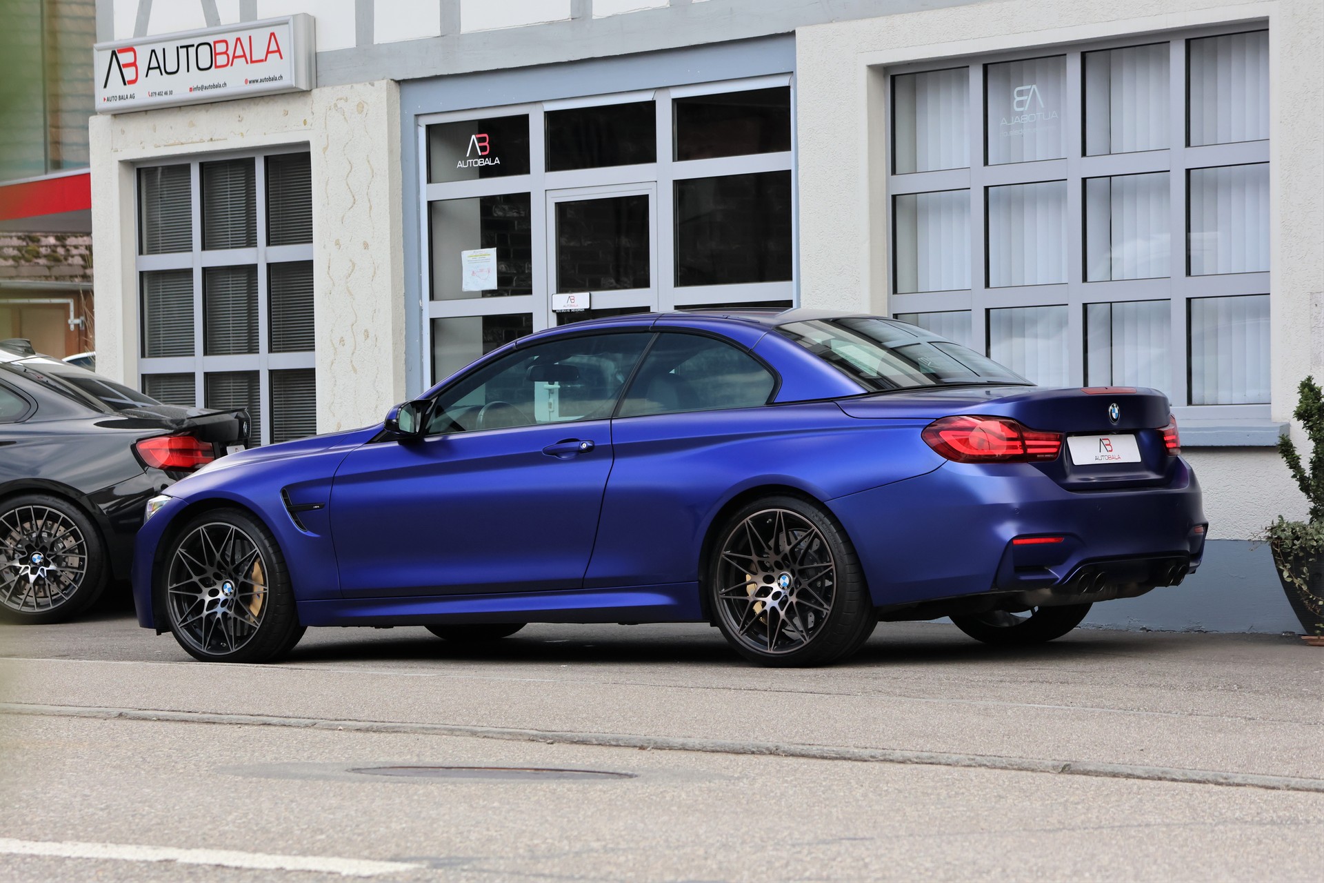 BMW M4 Cabriolet Drivelogic M Competition "Frozen Blue 2"-showroom-element-3