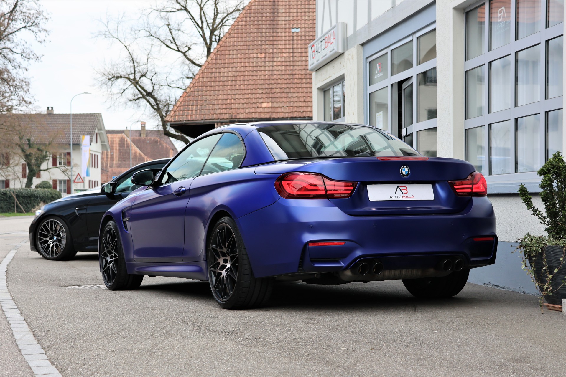BMW M4 Cabriolet Drivelogic M Competition "Frozen Blue 2"-showroom-element-2