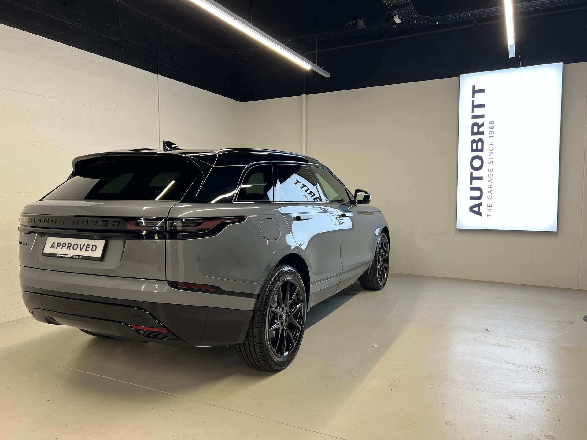 LAND ROVER Range Rover Velar 2.0 P400e Dynamic SE-showroom-element-1