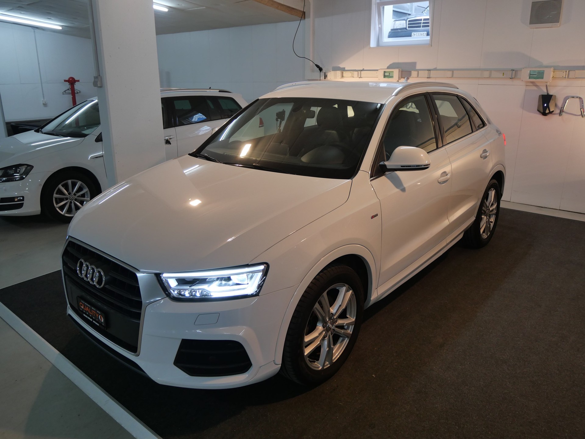AUDI Q3 2.0 TFSI S line sport quattro S-tronic-showroom-element-1