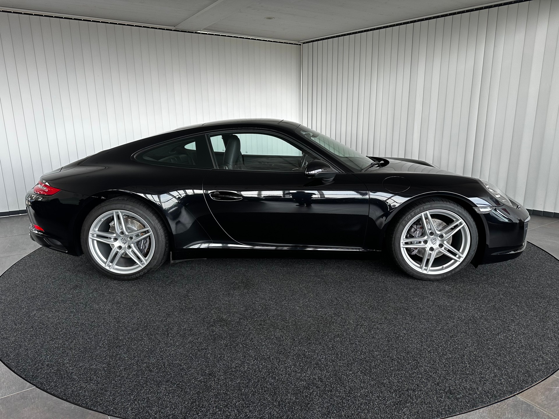PORSCHE 911 Carrera-showroom-element-3