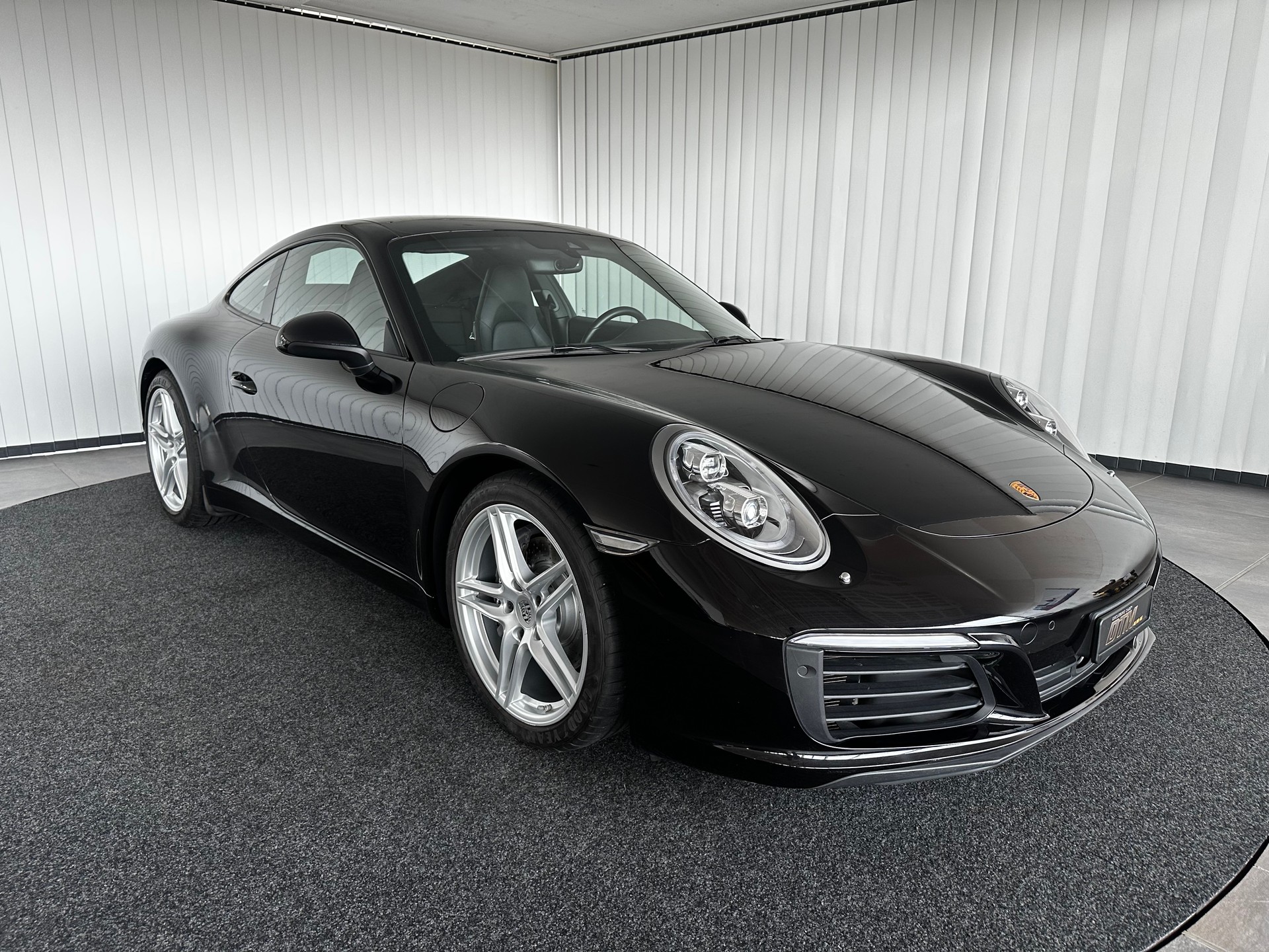 PORSCHE 911 Carrera-showroom-element-2