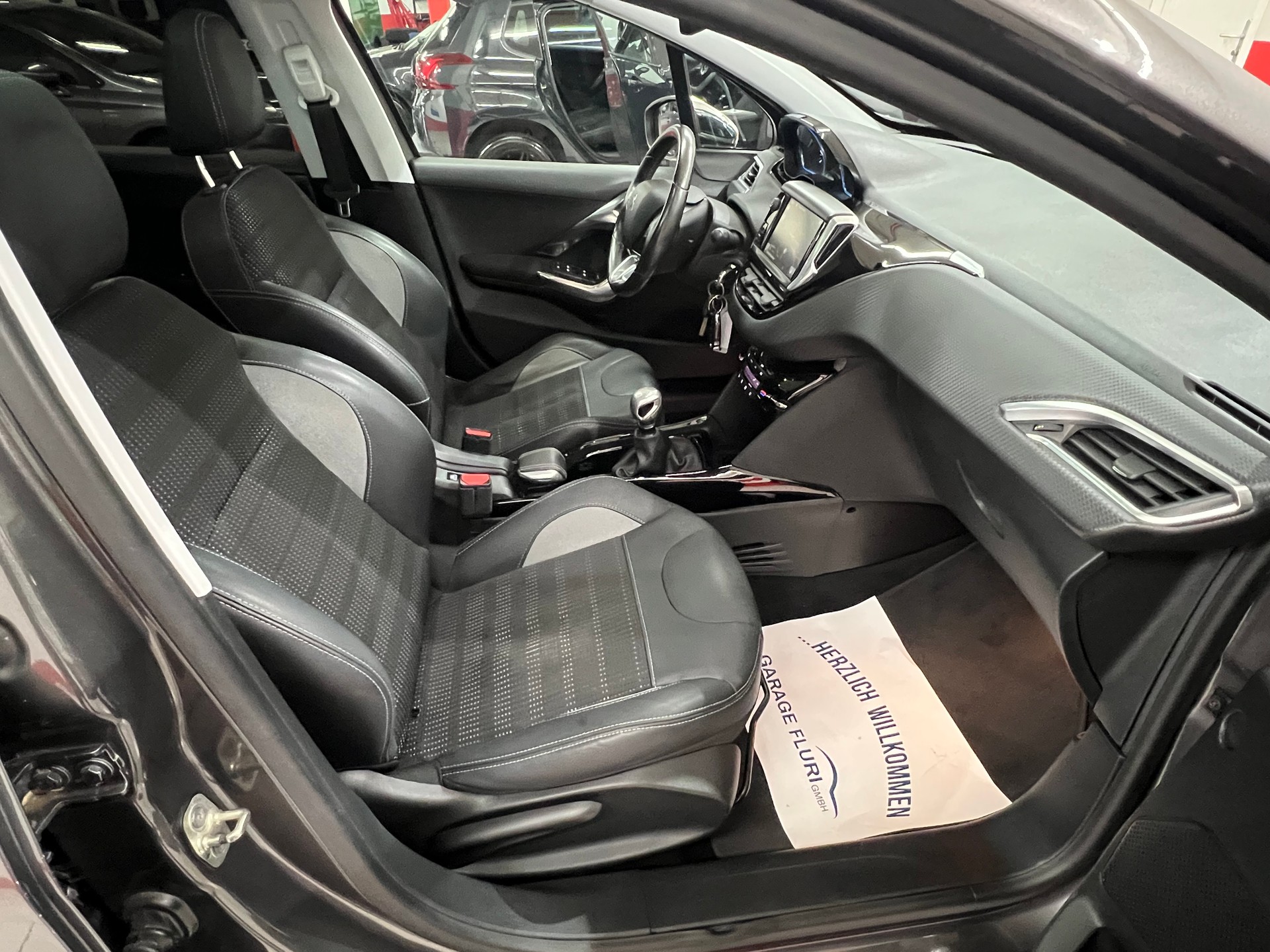 PEUGEOT 2008 1.6 BlueHDi Allure-image-11