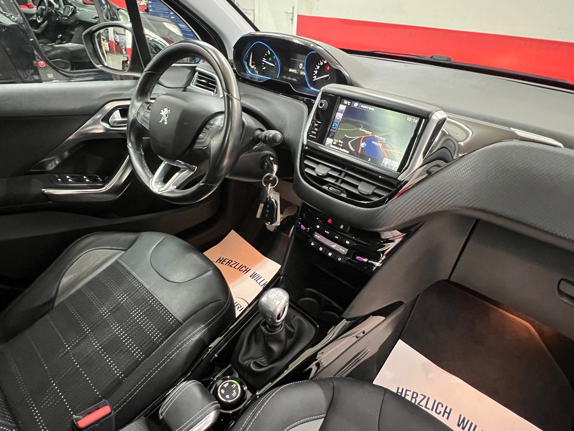 PEUGEOT 2008 1.6 BlueHDi Allure-image-12