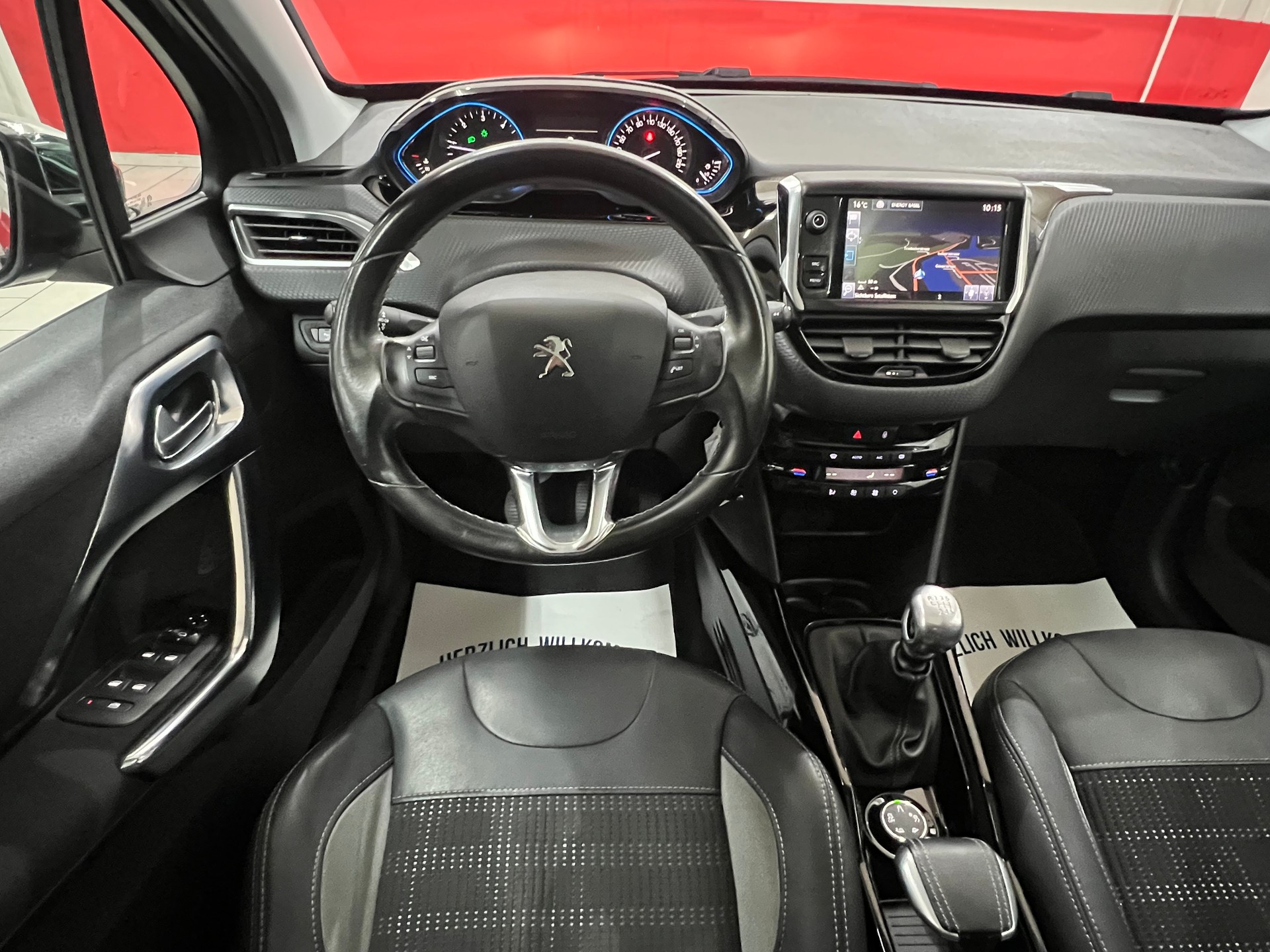 PEUGEOT 2008 1.6 BlueHDi Allure-image-9