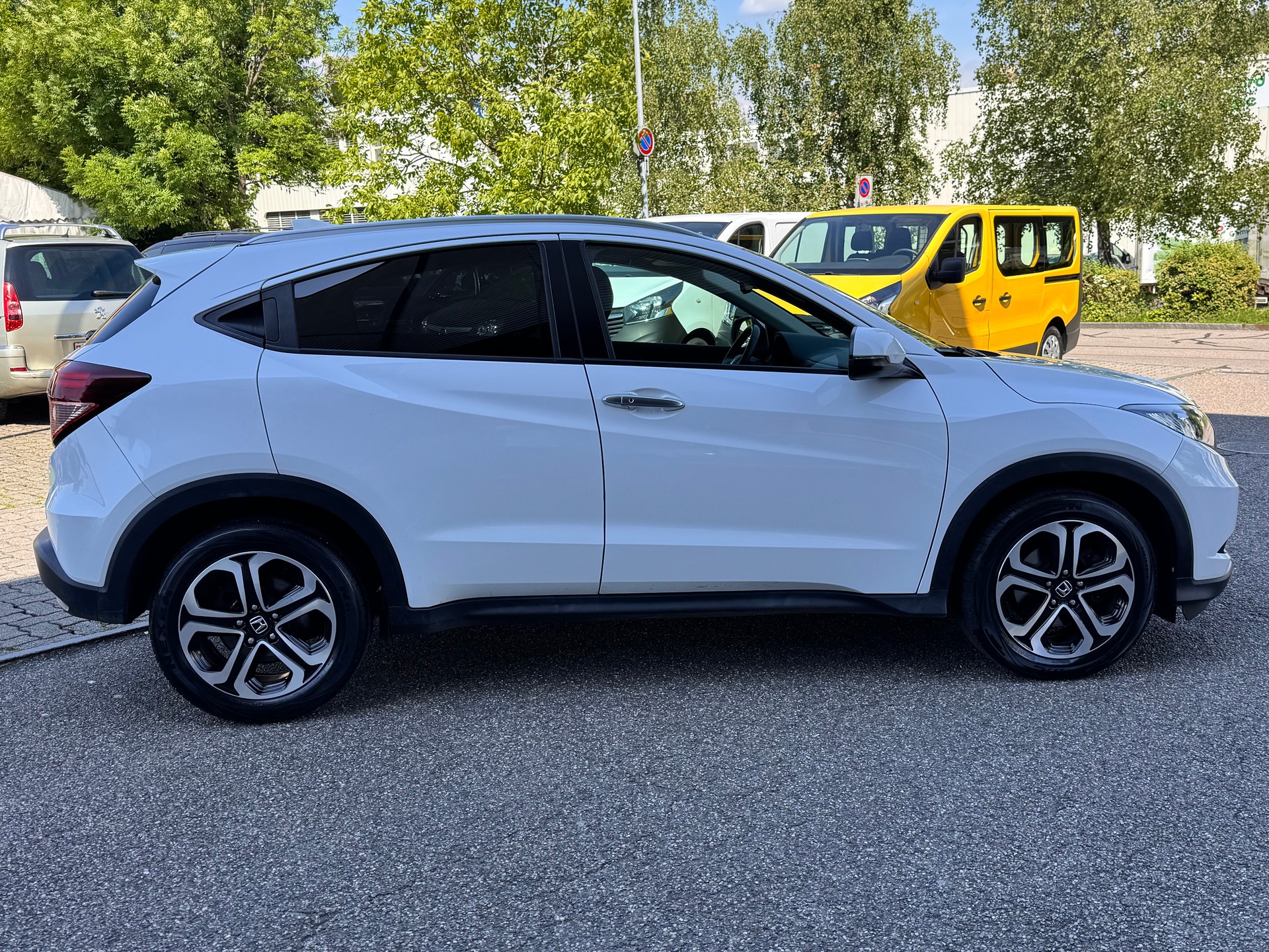 HONDA HR-V 1.5i-VTEC Executive-showroom-element-1