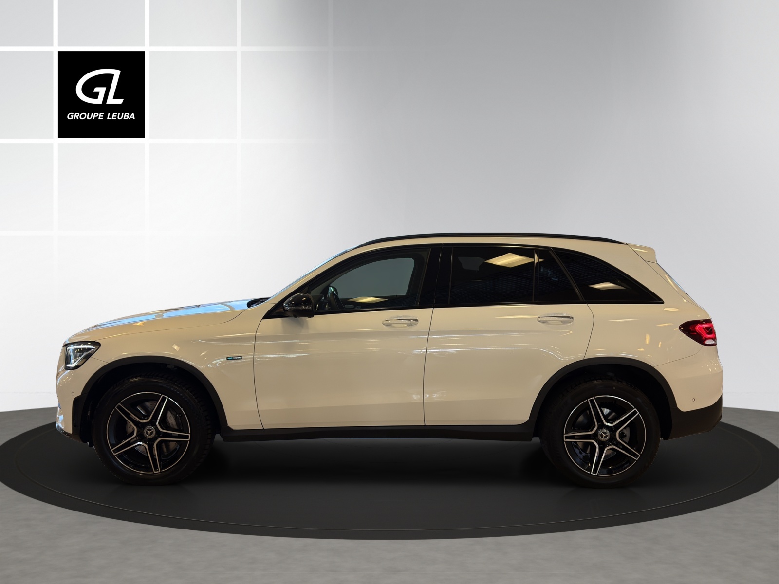MERCEDES-BENZ GLC 300 e AMG Line 4Matic-showroom-element-2