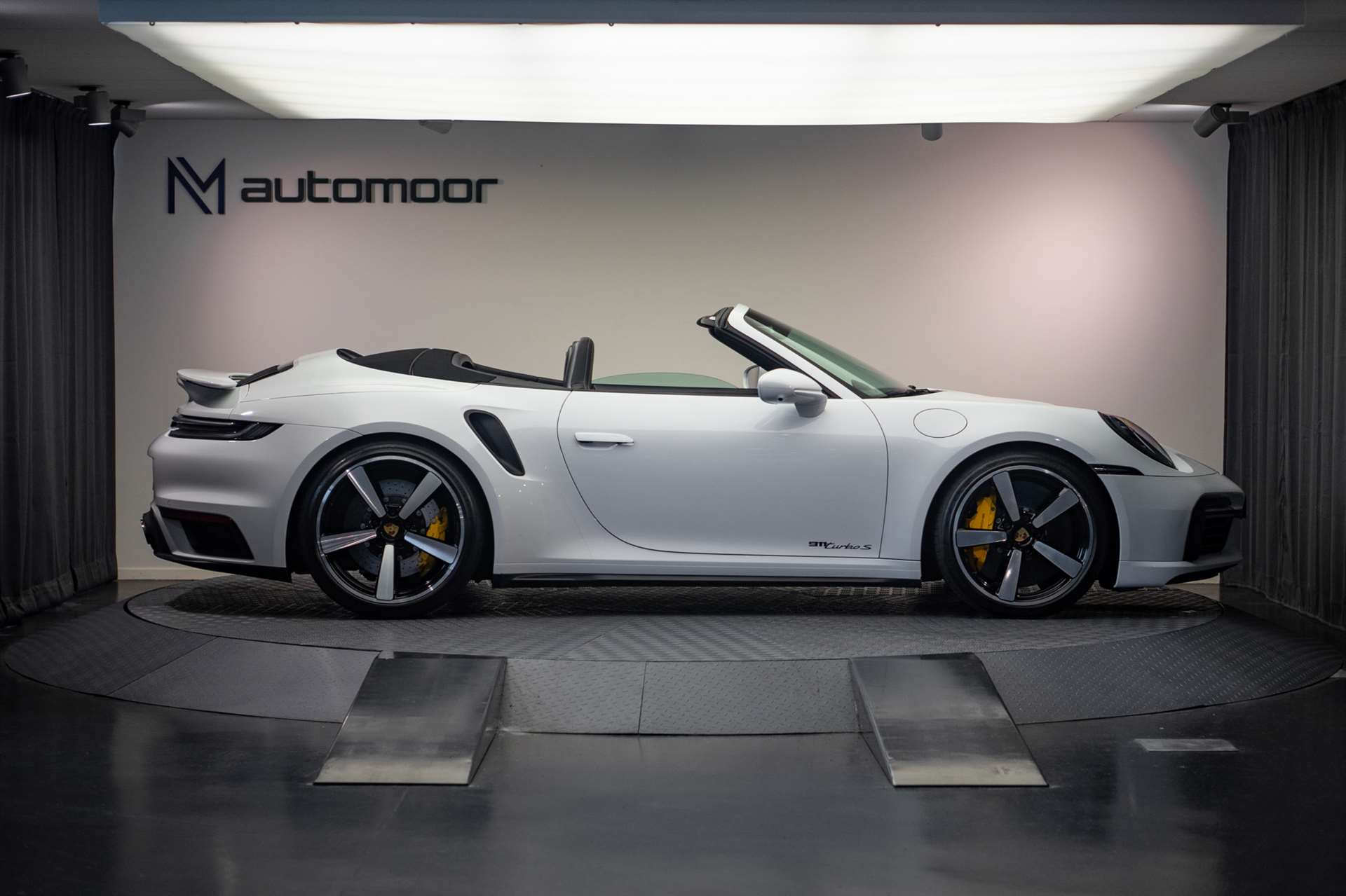 PORSCHE 911 Turbo S Cabriolet PDK *CH-Fahrzeug* *Approved* *Lift* *PASM* *Burmester*-showroom-element-3