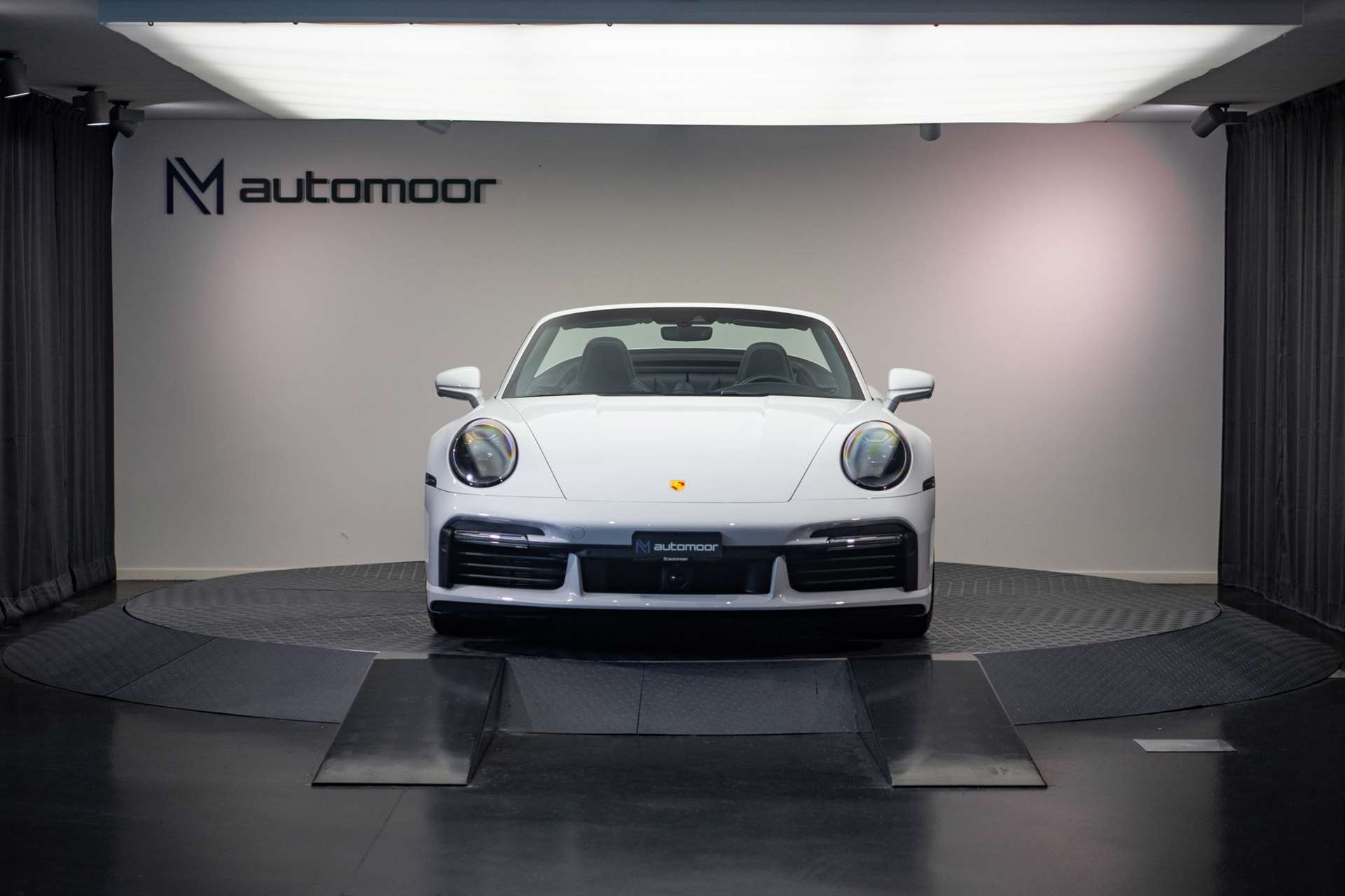 PORSCHE 911 Turbo S Cabriolet PDK *CH-Fahrzeug* *Approved* *Lift* *PASM* *Burmester*-showroom-element-1