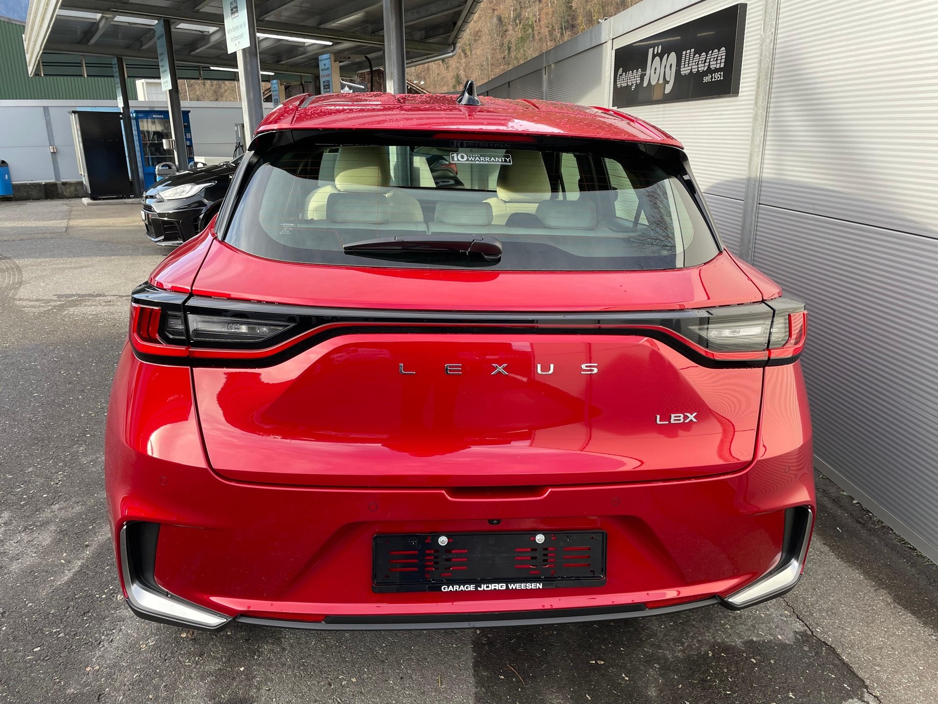 LEXUS LBX 1.5 Hybrid Elegant AWD-image-4