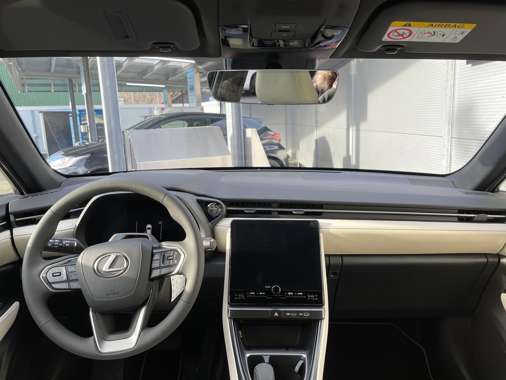 LEXUS LBX 1.5 Hybrid Elegant AWD-image-5