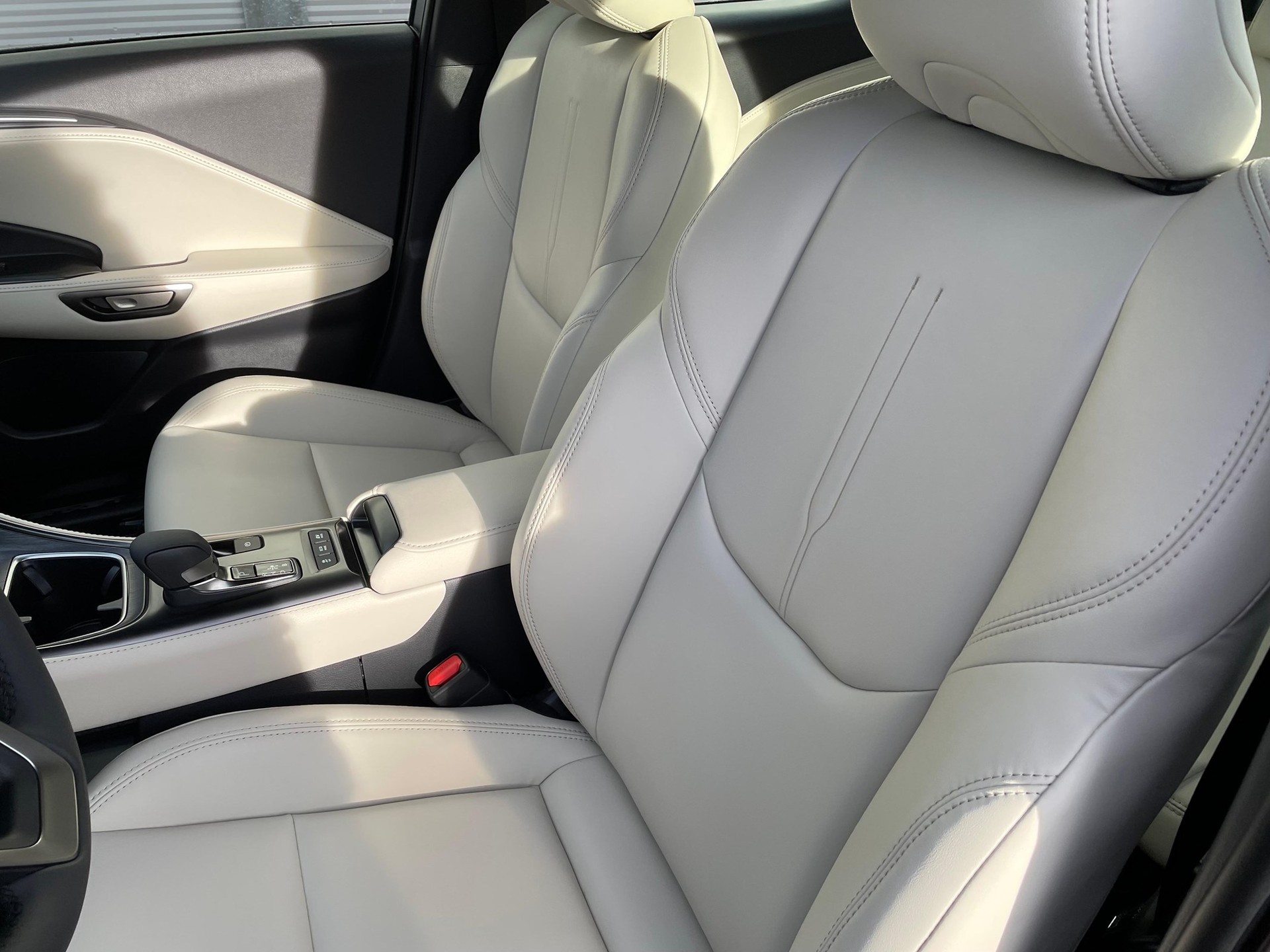 LEXUS LBX 1.5 Hybrid Elegant AWD-image-7