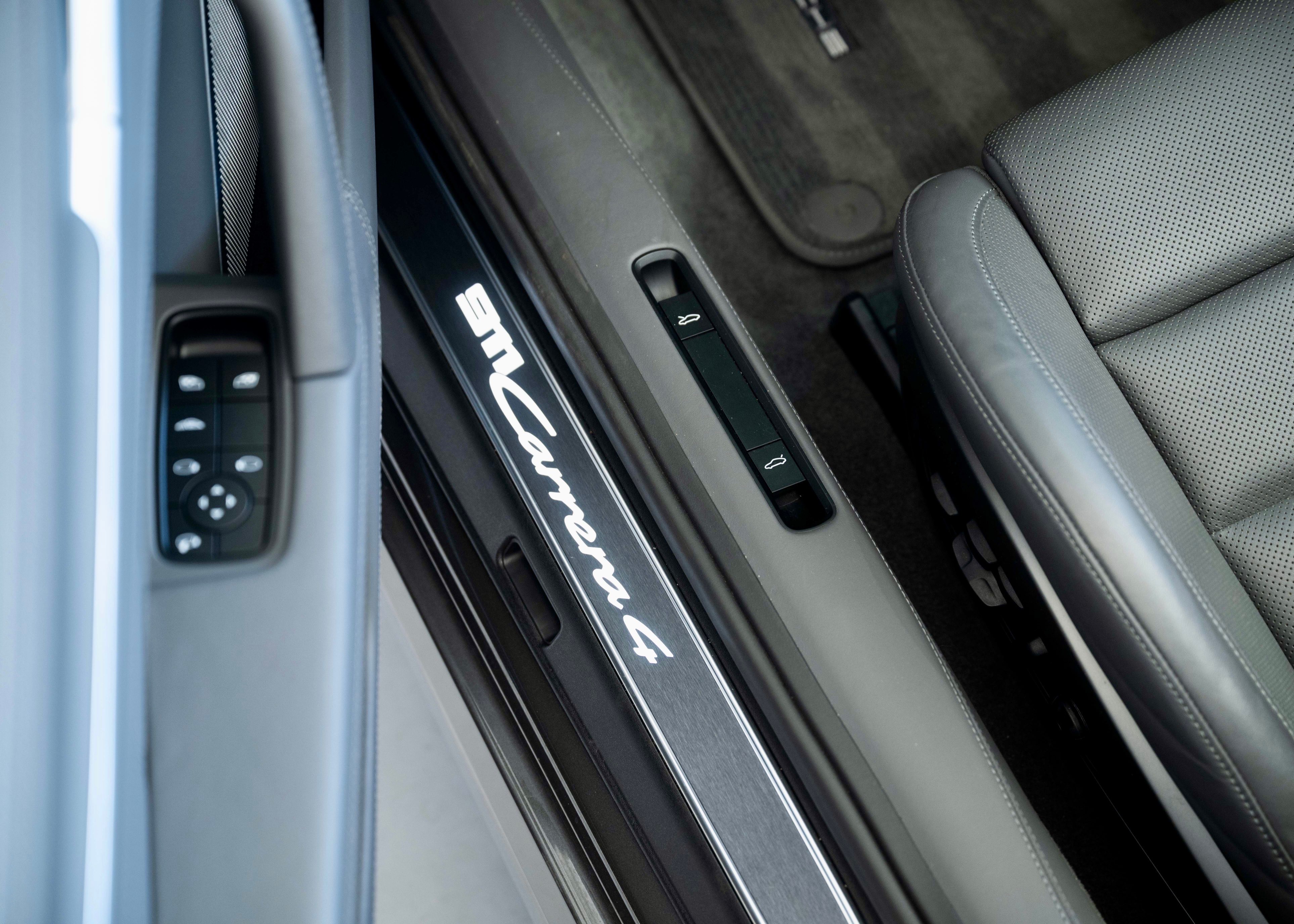 Image PORSCHE 911 911 Carrera 4 Cabriolet PDK Exclusive Manufaktur (1 owner, like new)