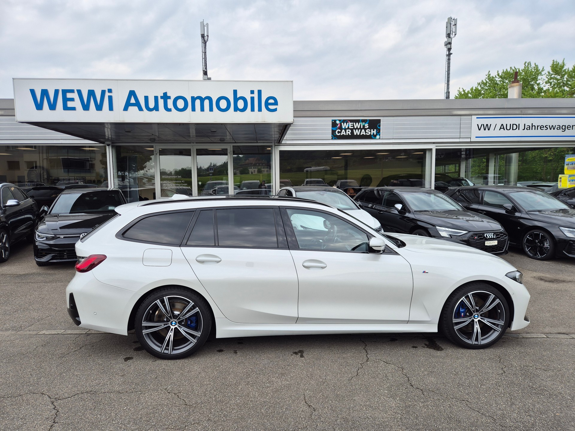 BMW 330i Touring xDrive Steptronic M Sport Pro-showroom-element-3