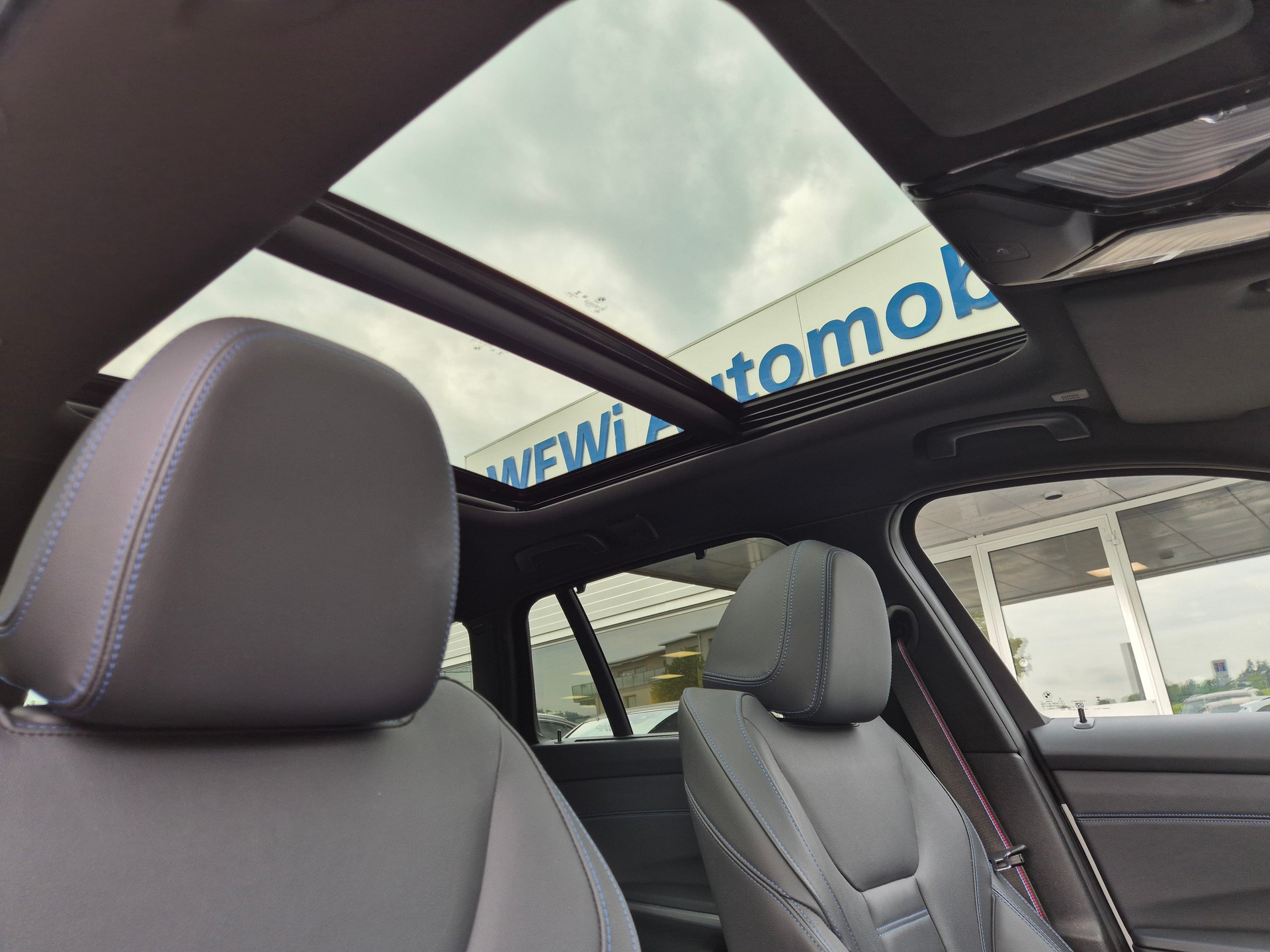BMW 330i Touring xDrive Steptronic M Sport Pro-image-11