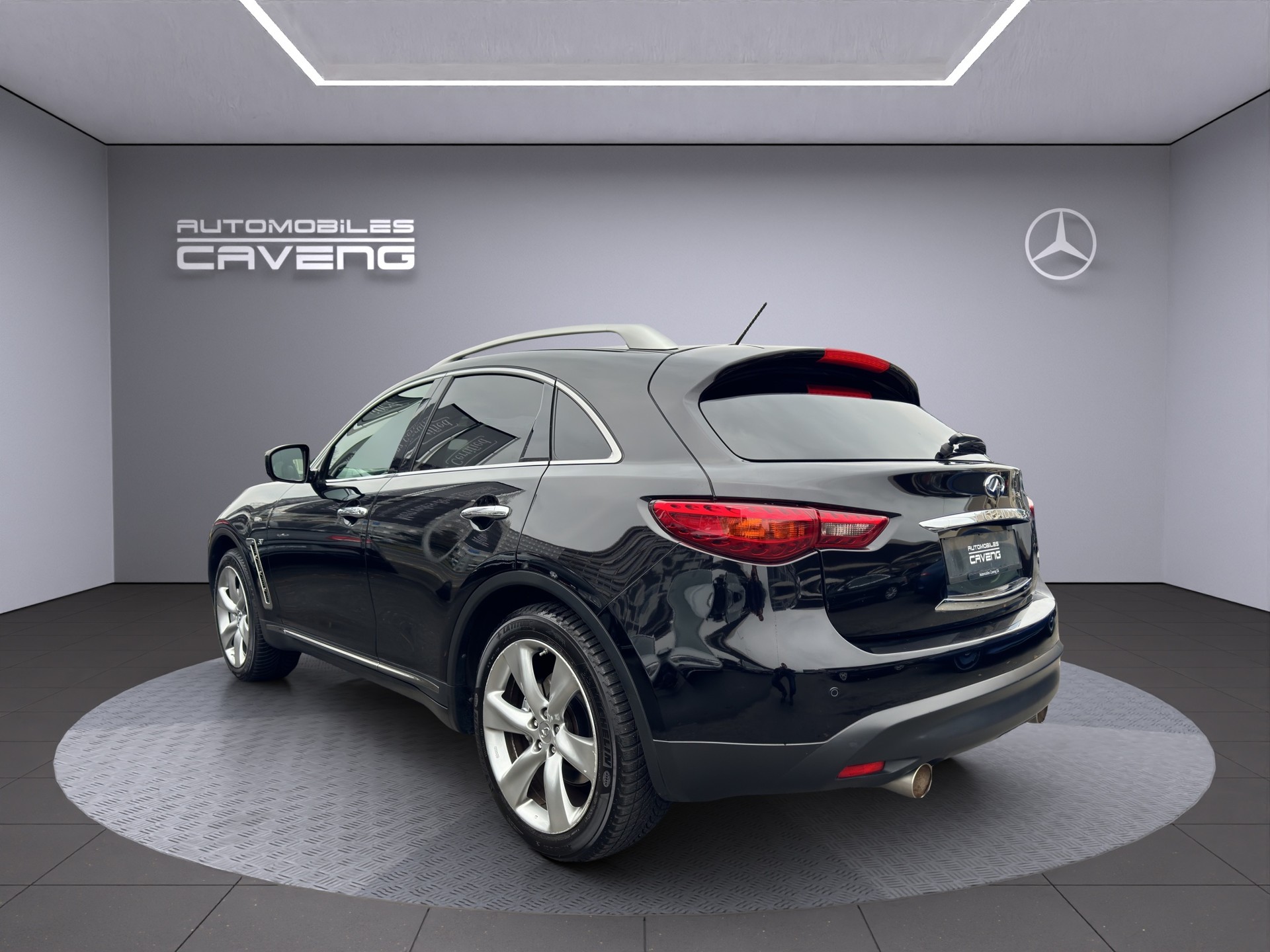 INFINITI QX70 3.7 S Premium AWD Automatic-image-2