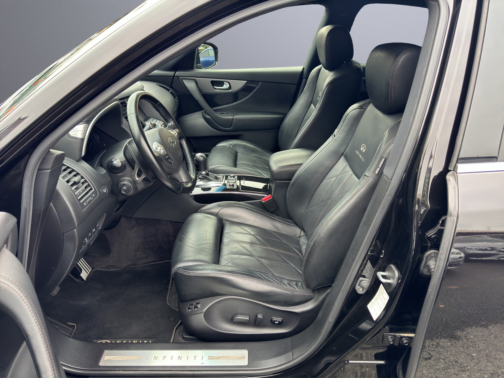 INFINITI QX70 3.7 S Premium AWD Automatic-image-9