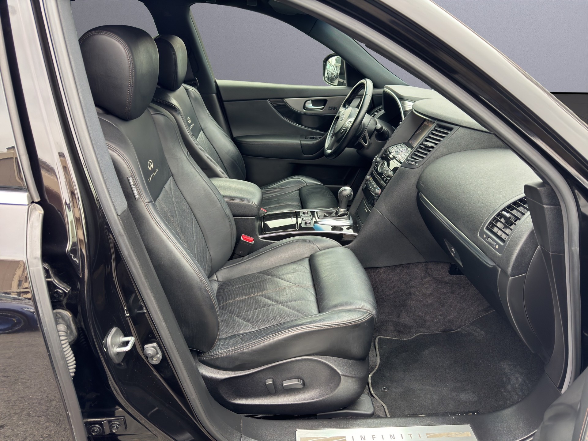 INFINITI QX70 3.7 S Premium AWD Automatic-image-14