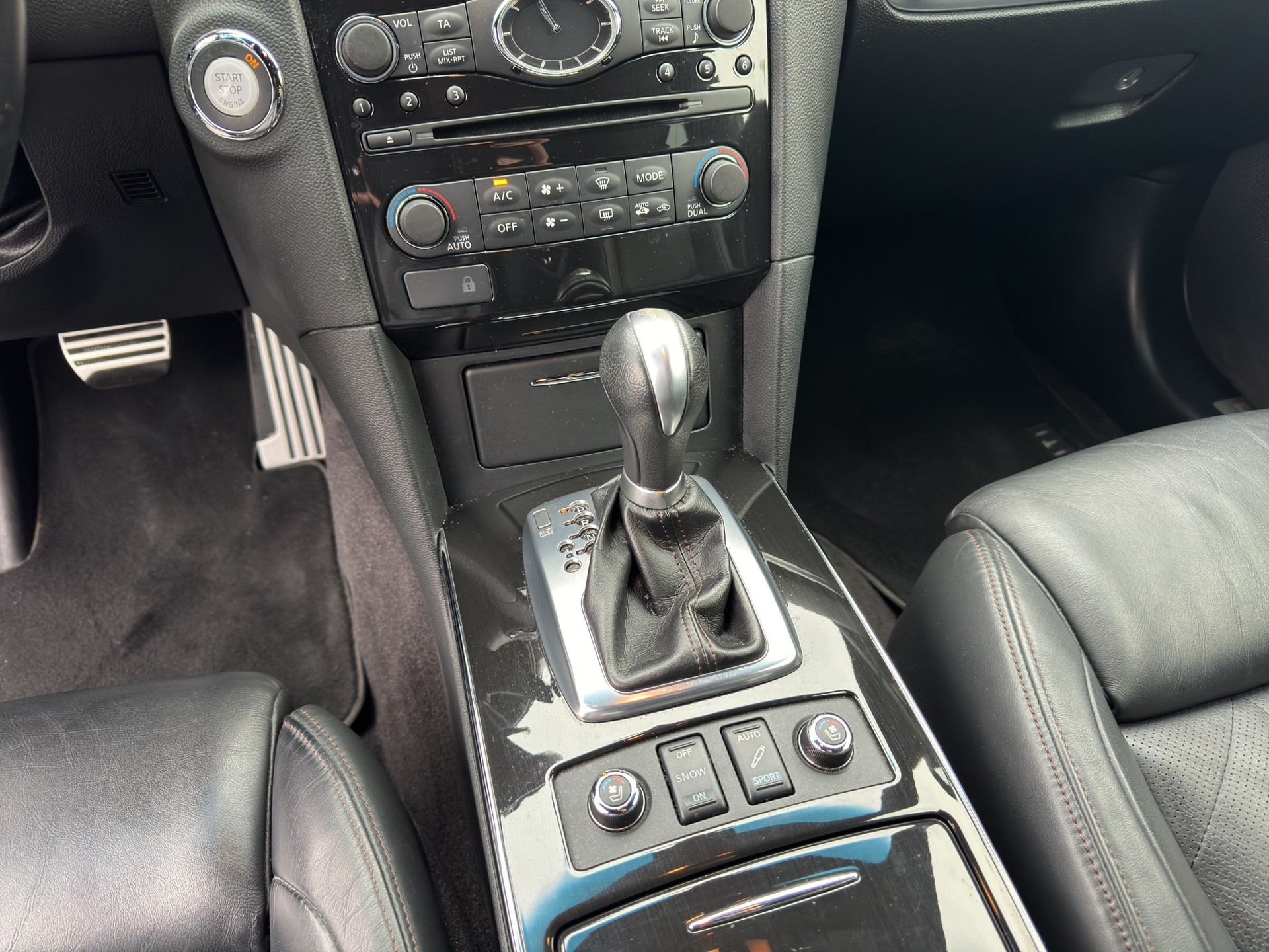 INFINITI QX70 3.7 S Premium AWD Automatic-image-12