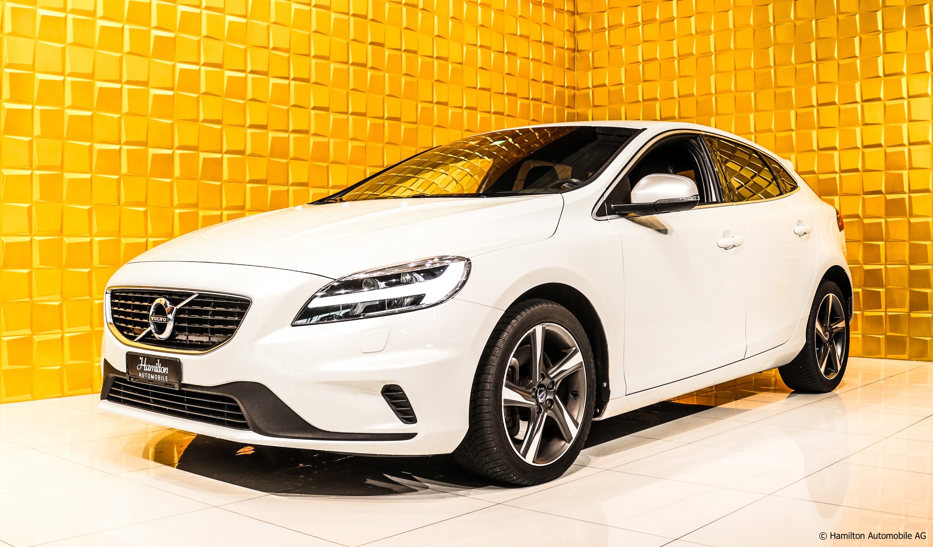 VOLVO V40 D3 Momentum R-Design Geartronic-showroom-element-3