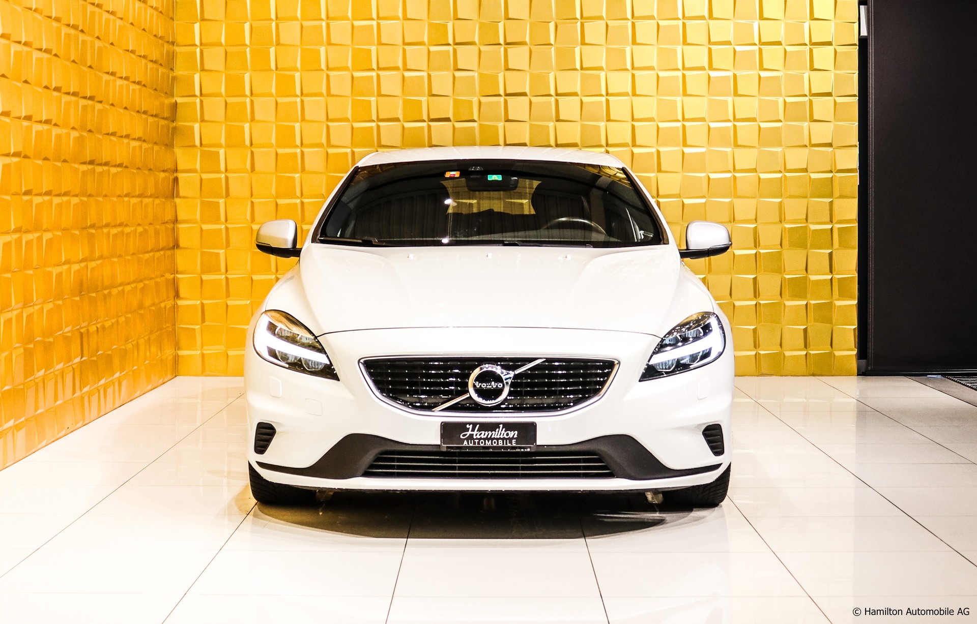 VOLVO V40 D3 Momentum R-Design Geartronic-showroom-element-2